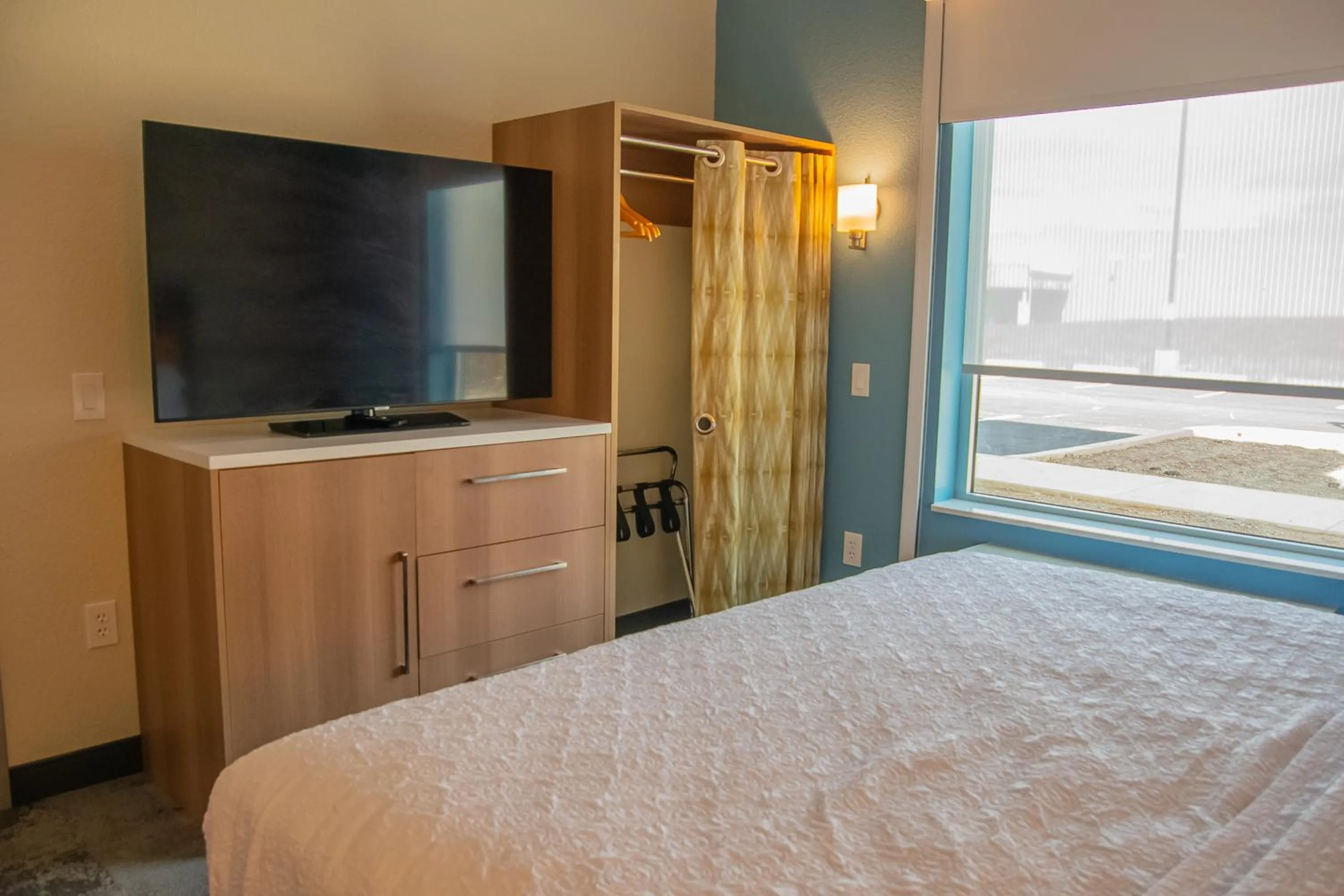 Photo of the whole room, Bed in Home2 Suites By Hilton Logansport