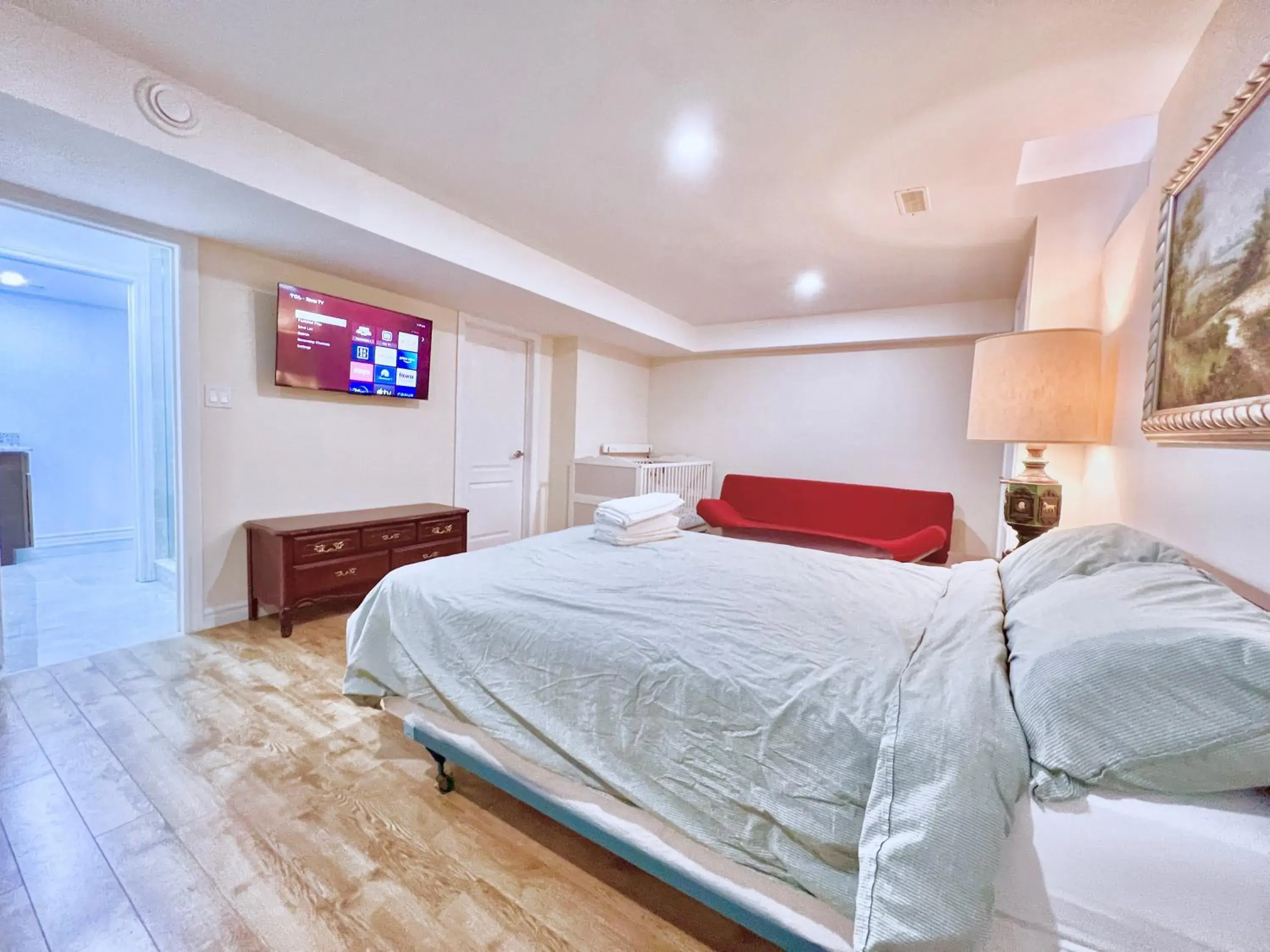 Double Room with Private Bathroom in Cozy & Bright Rooms in Walkout Basement - UPDATED in 2026 Double Room with Private Bathroom in Cozy & Bright Rooms in Walkout Basement - UPDATED in 2026