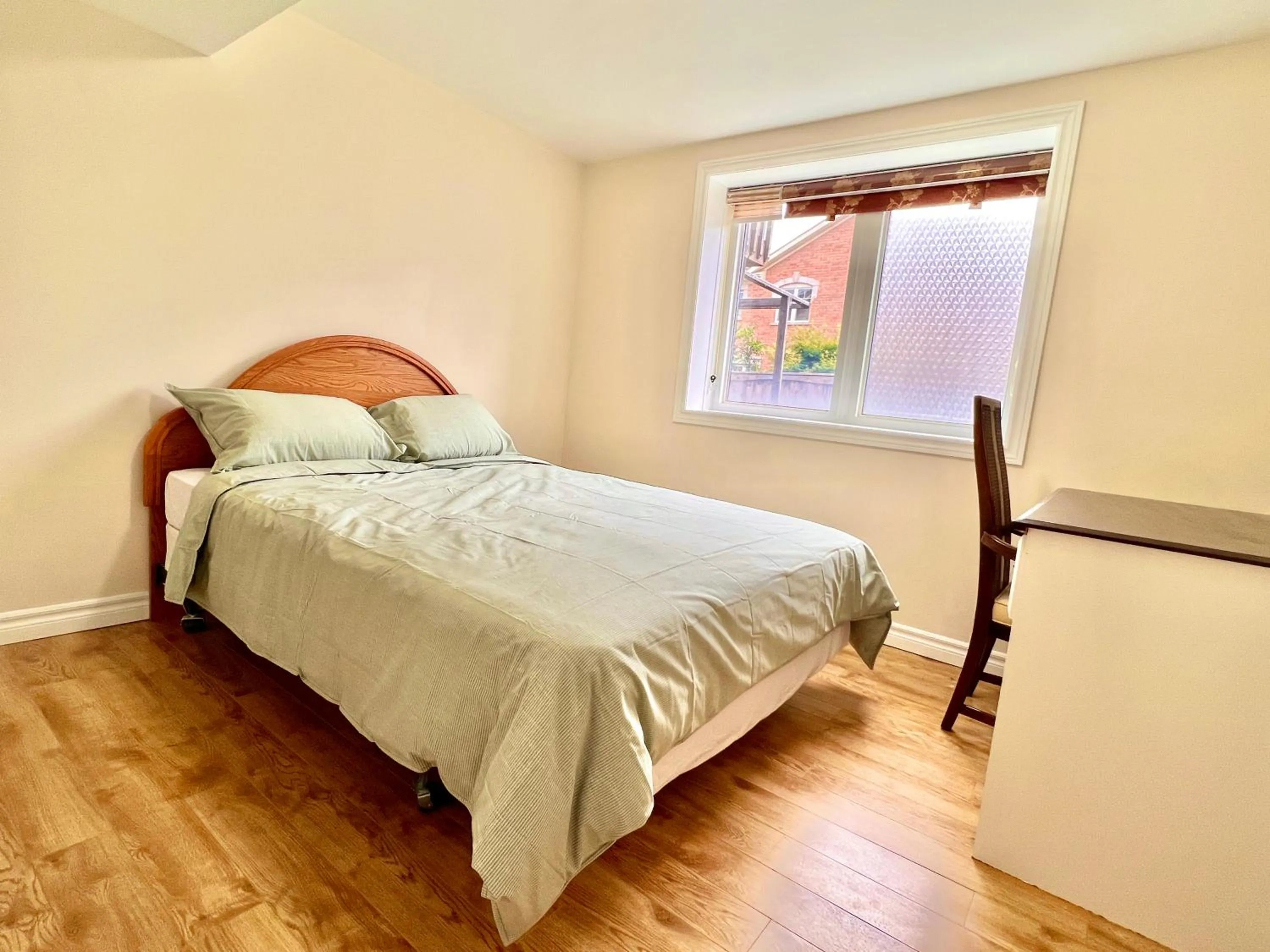 Bed in Cozy Detached Home in Richmond Hill