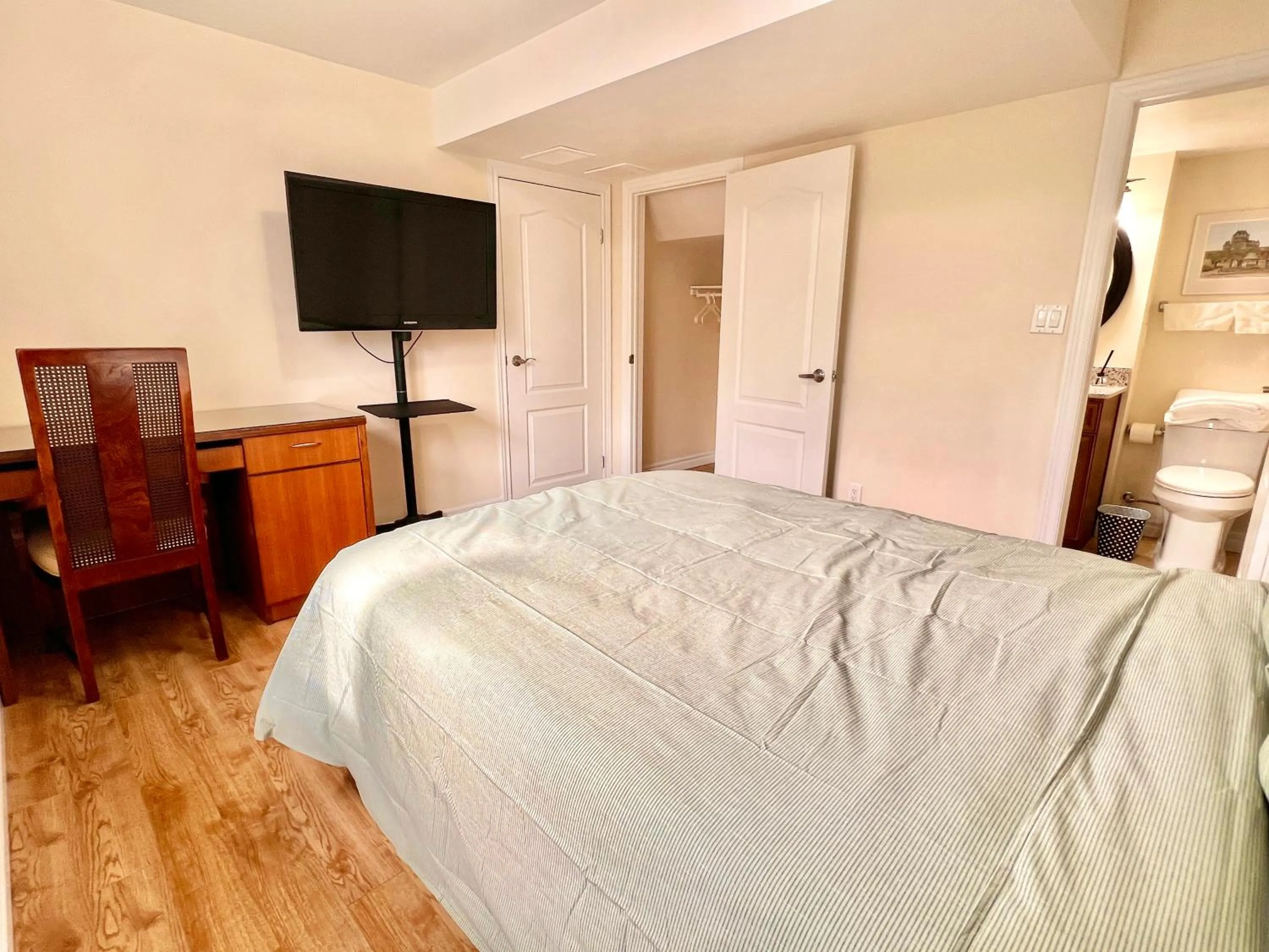 Bed in Cozy Detached Home in Richmond Hill