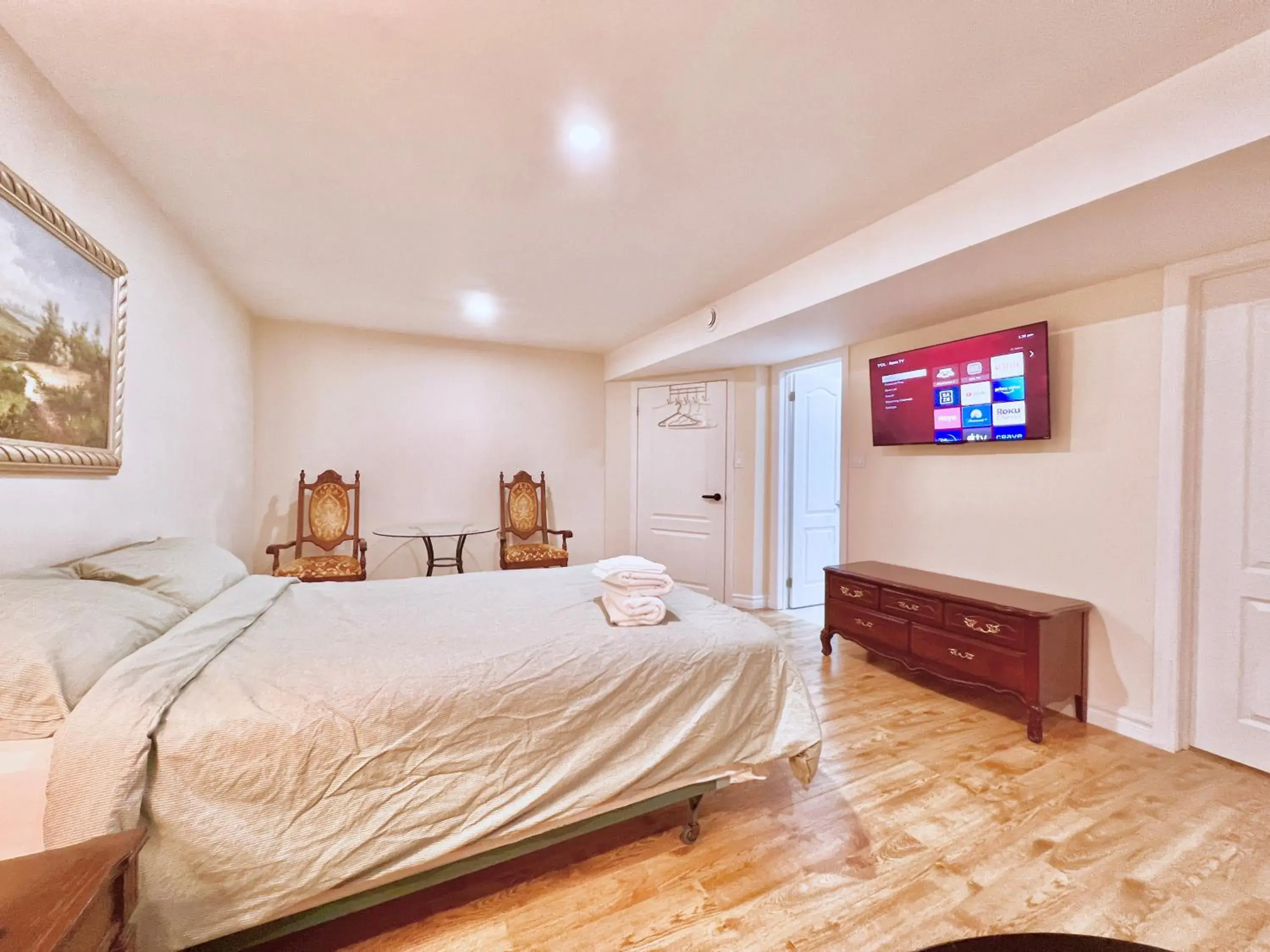 Double Room with Private Bathroom in Cozy & Bright Rooms in Walkout Basement - UPDATED in 2026 Double Room with Private Bathroom in Cozy & Bright Rooms in Walkout Basement - UPDATED in 2026
