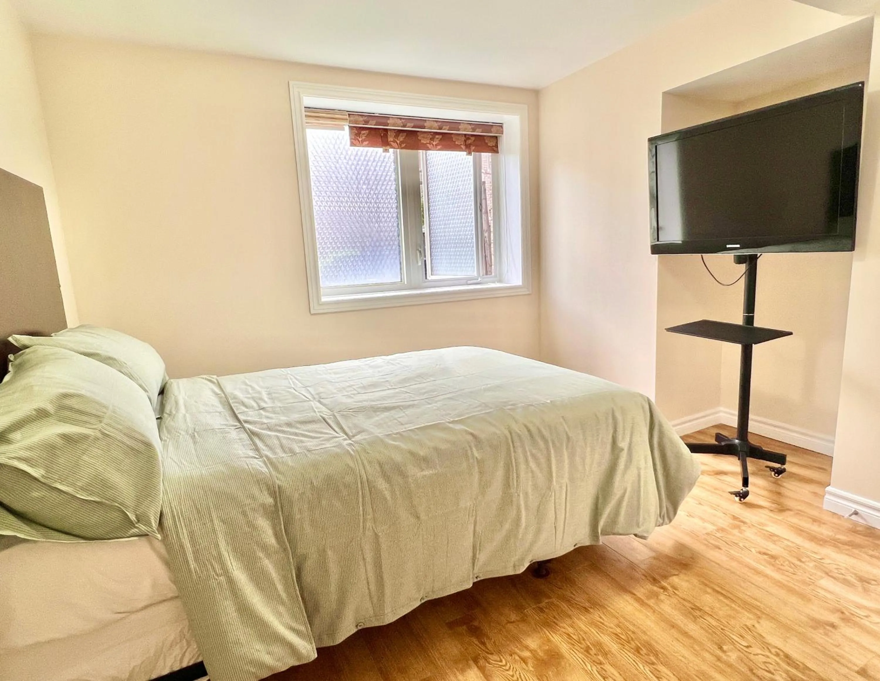 Bed in Cozy Detached Home in Richmond Hill