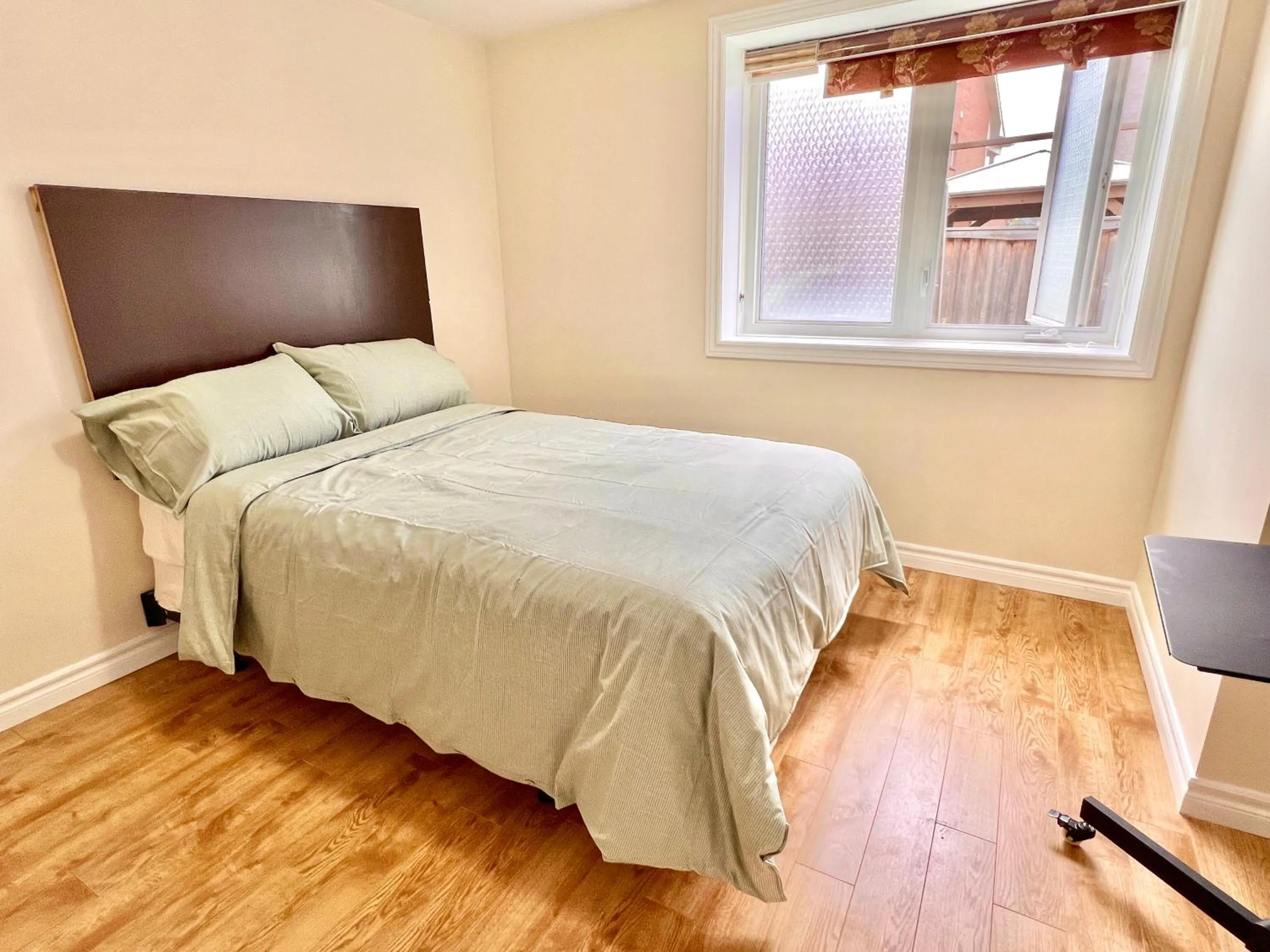 Bed in Cozy Detached Home in Richmond Hill