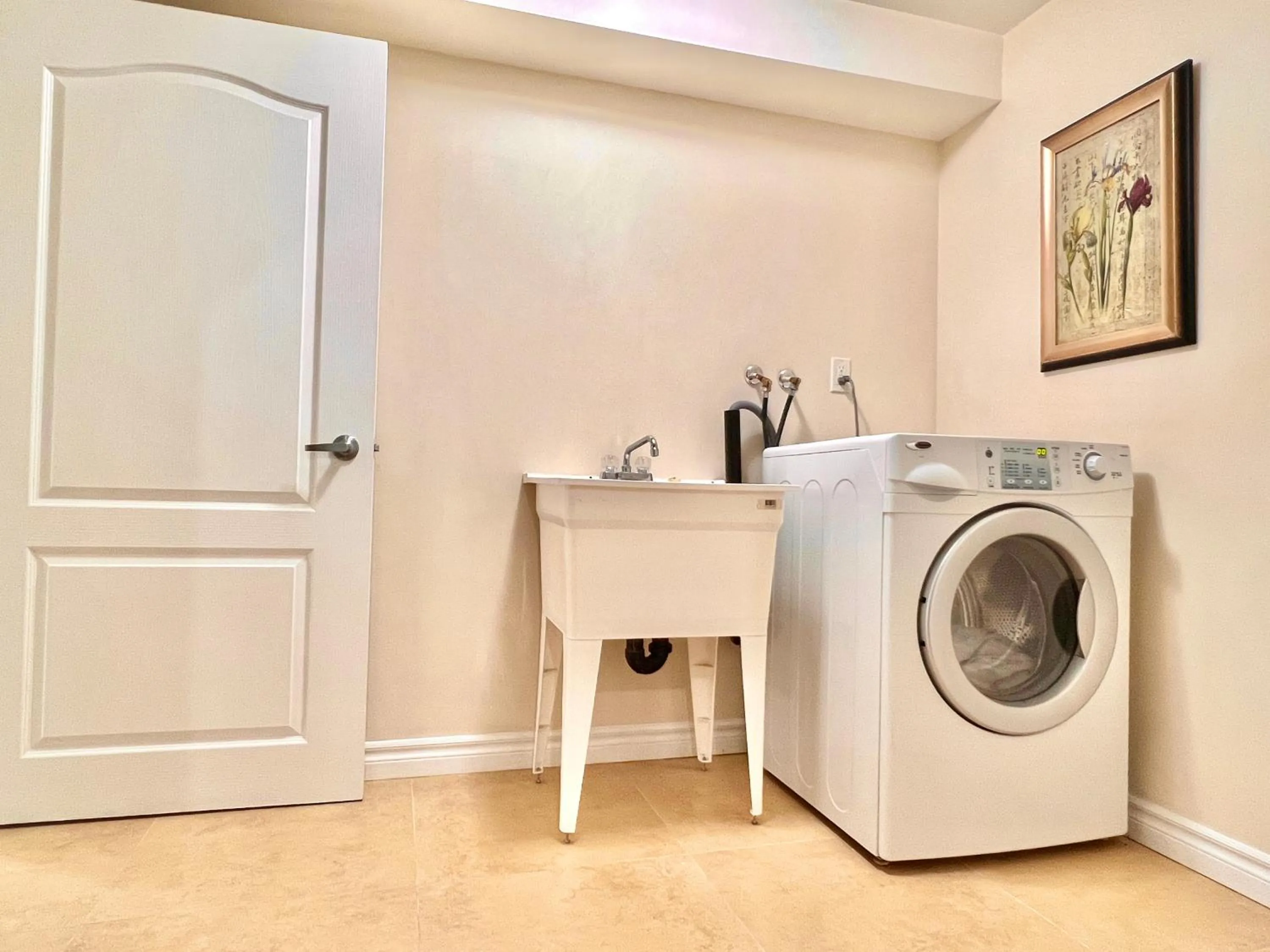 washing machine in Cozy Detached Home in Richmond Hill