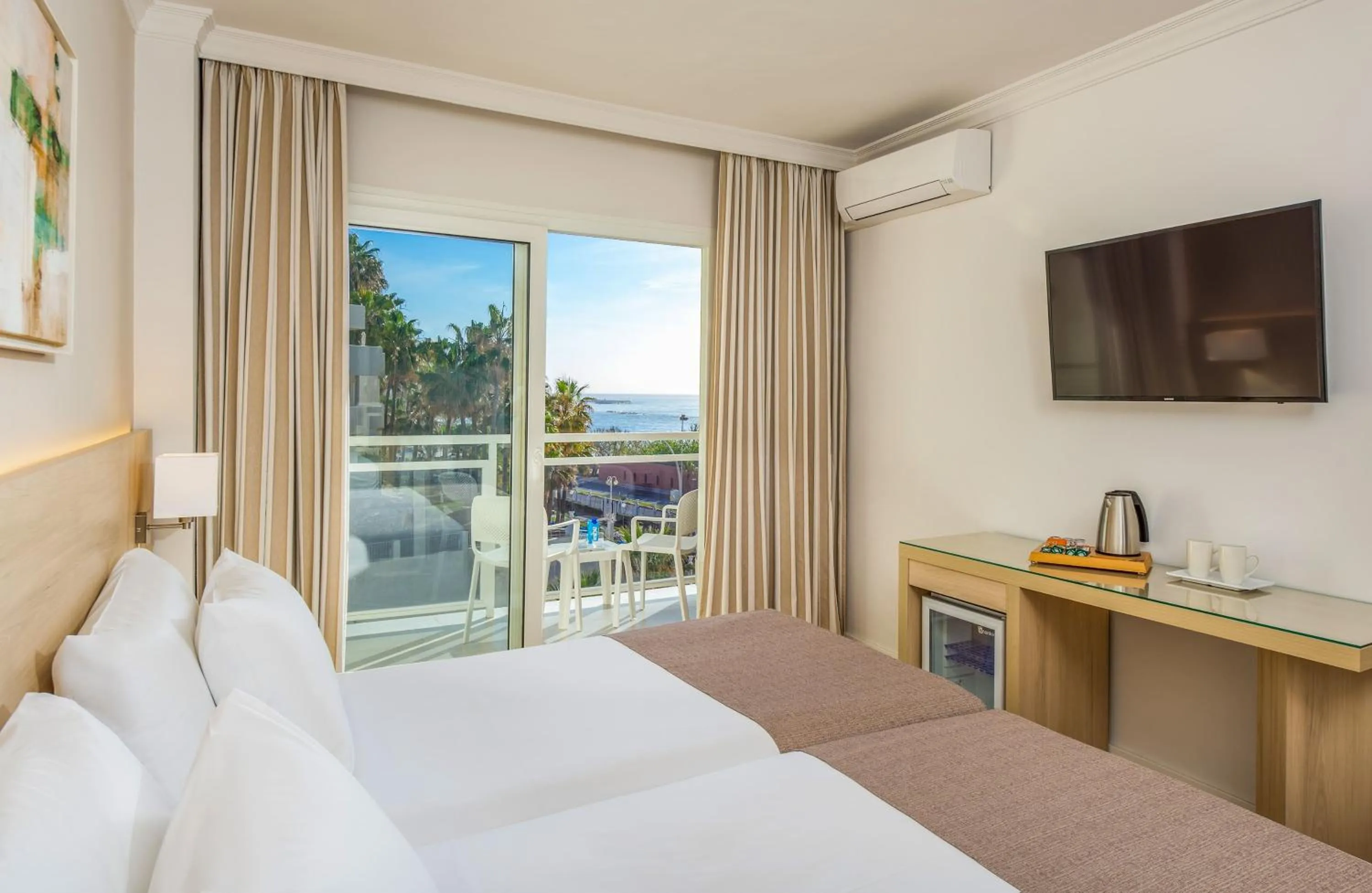 Property building, Bed in Hotel Las Arenas Affiliated by Meliá