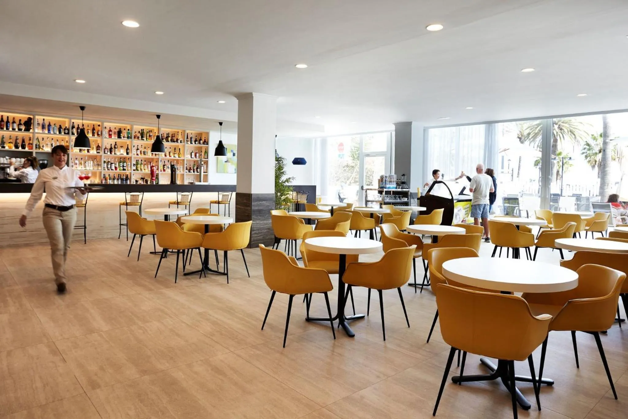 Lounge or bar in Hotel Las Arenas, Affiliated by Melia