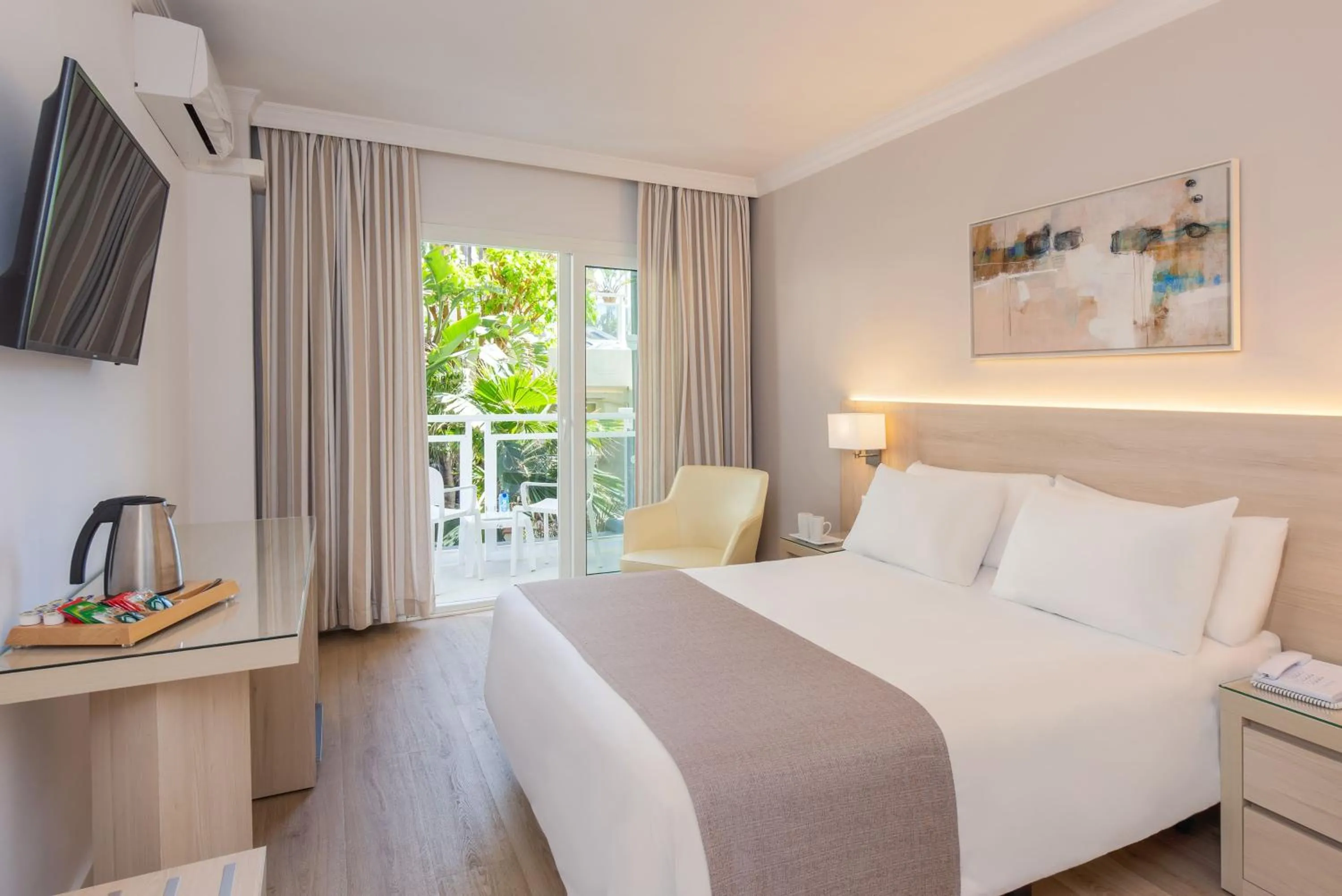 Property building, Bed in Hotel Las Arenas Affiliated by Meliá