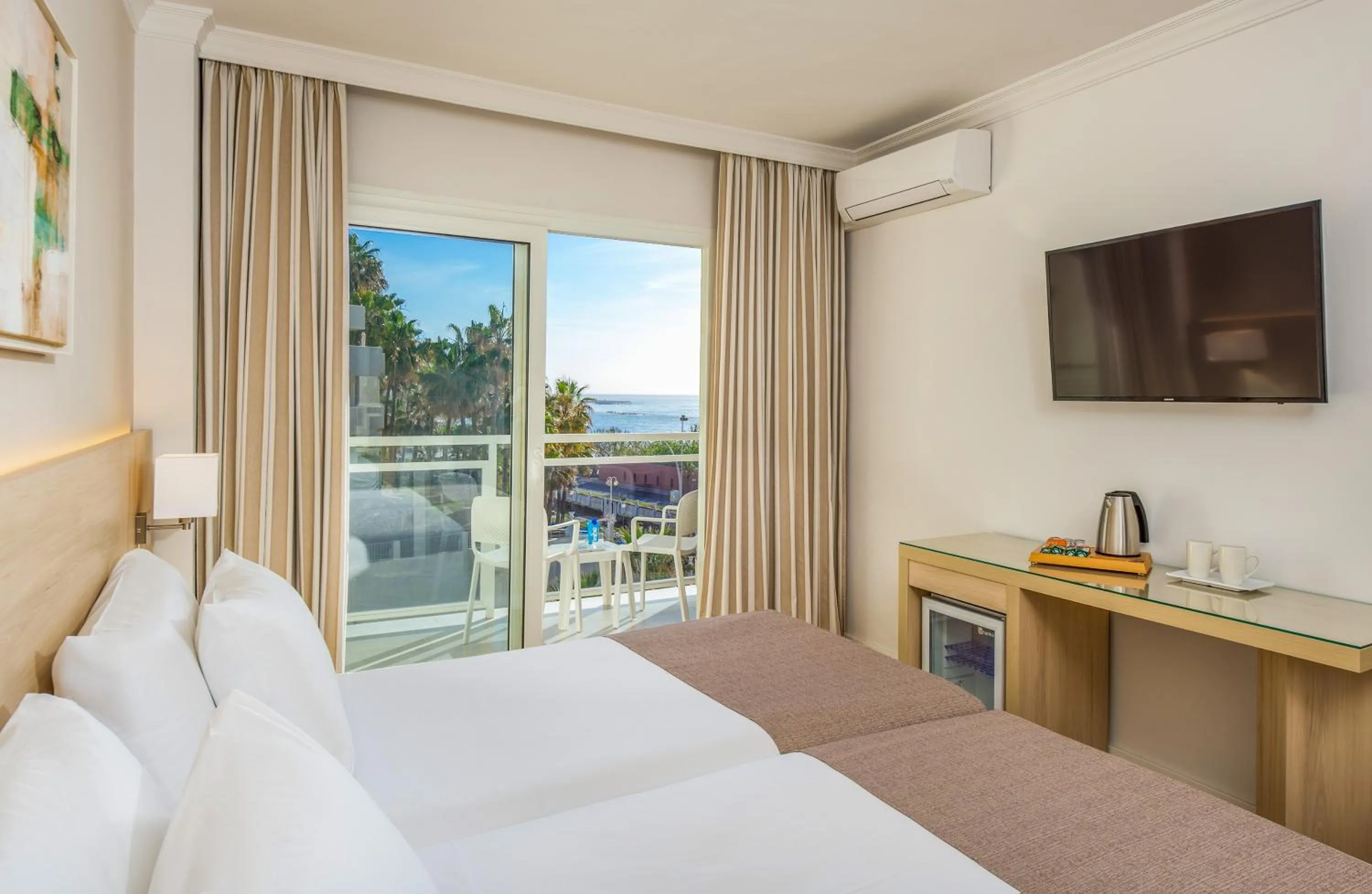 Bed in Hotel Las Arenas, Affiliated by Melia