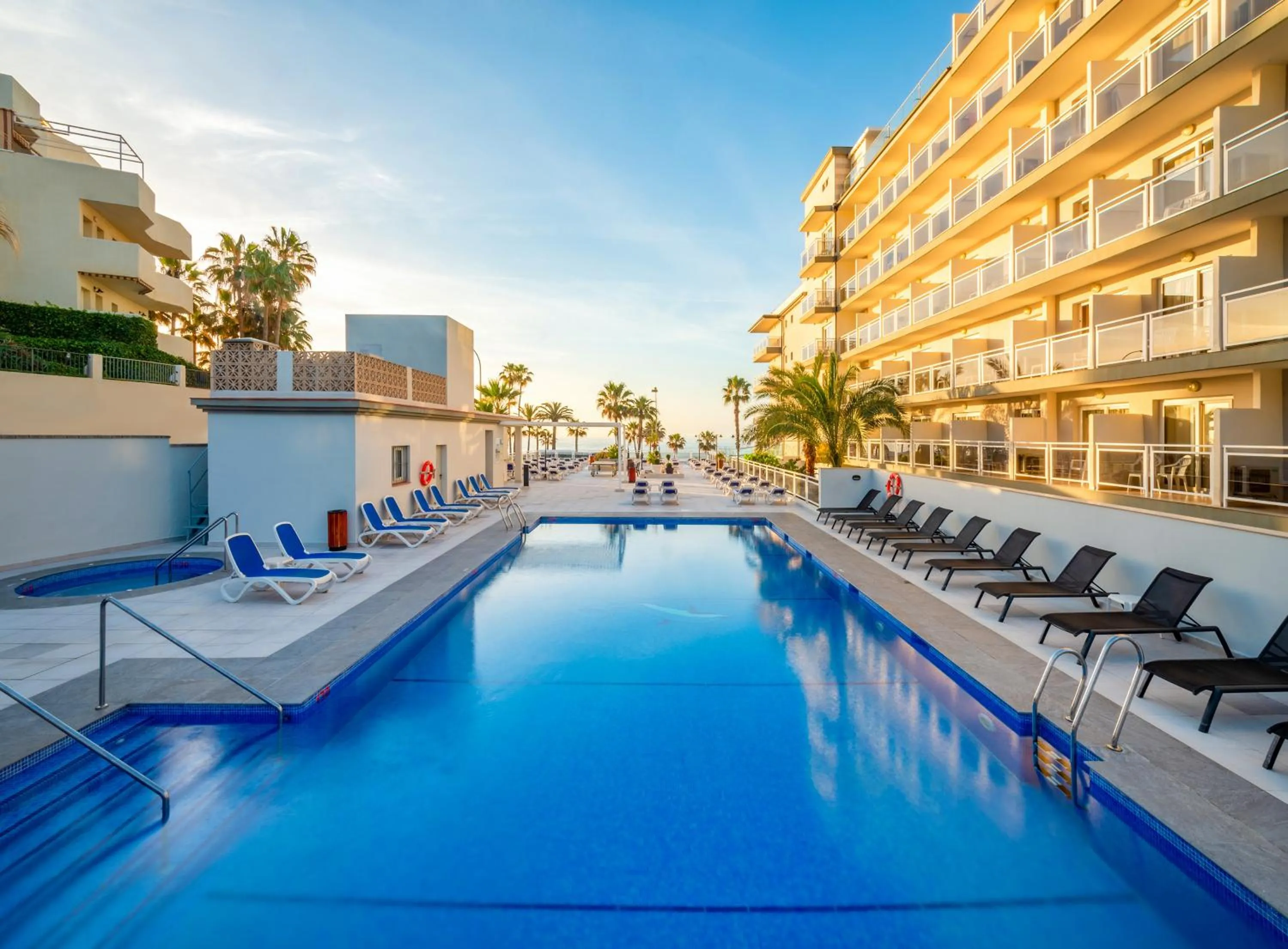 Swimming pool in Hotel Las Arenas, Affiliated by Melia