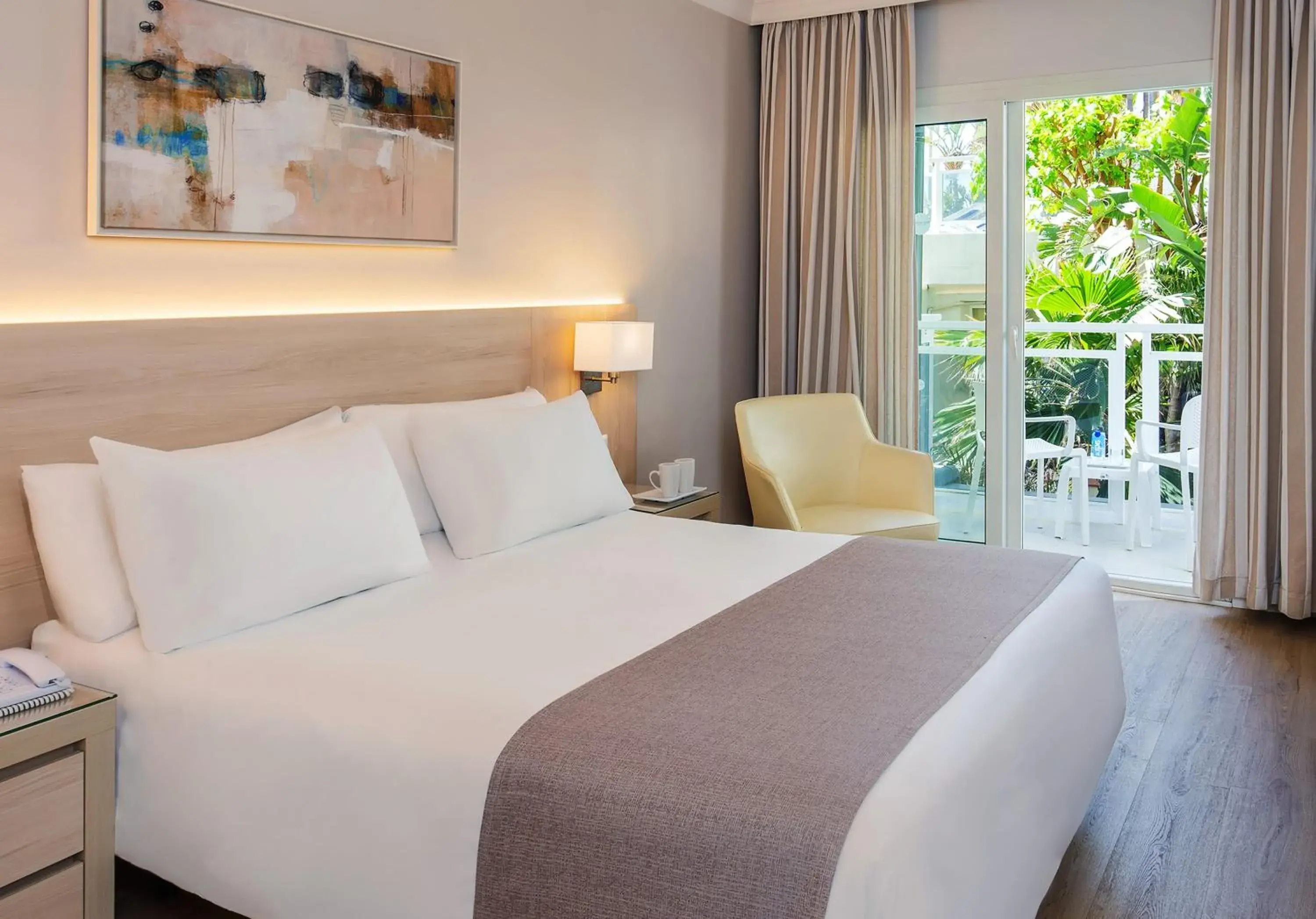 Bed in Hotel Las Arenas Affiliated by Meliá Bed in Hotel Las Arenas Affiliated by Meliá