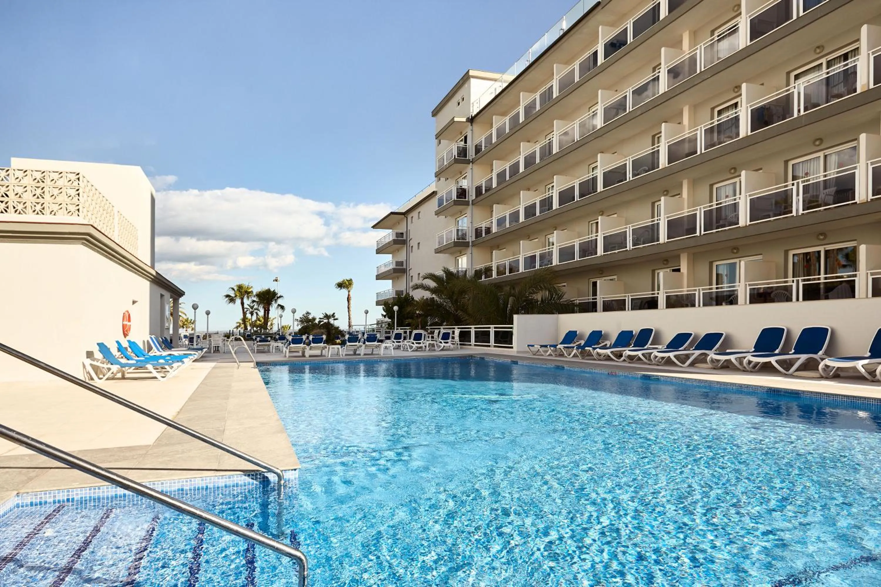 Swimming pool in Hotel Las Arenas, Affiliated by Melia