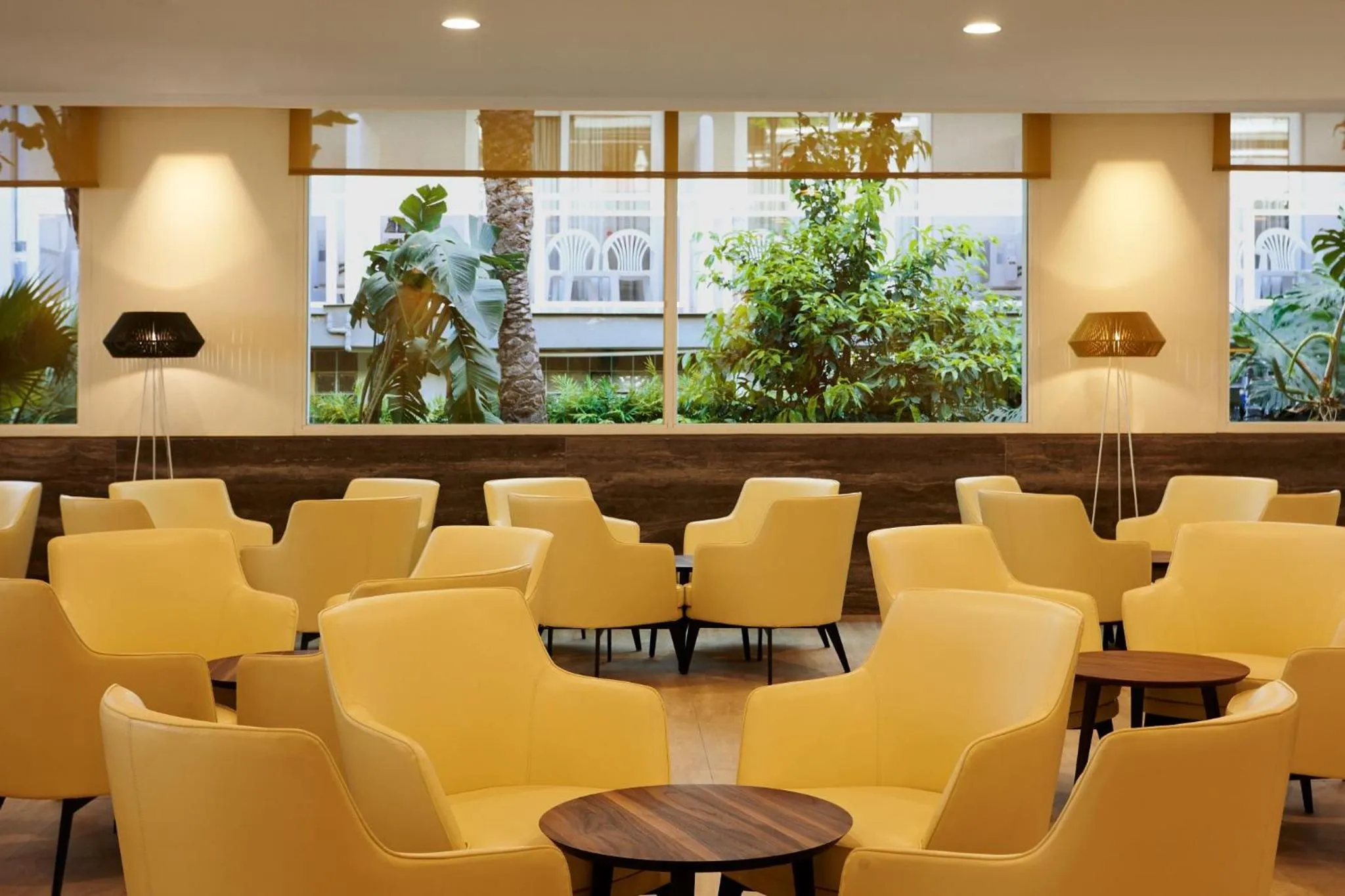 Lounge or bar in Hotel Las Arenas, Affiliated by Melia