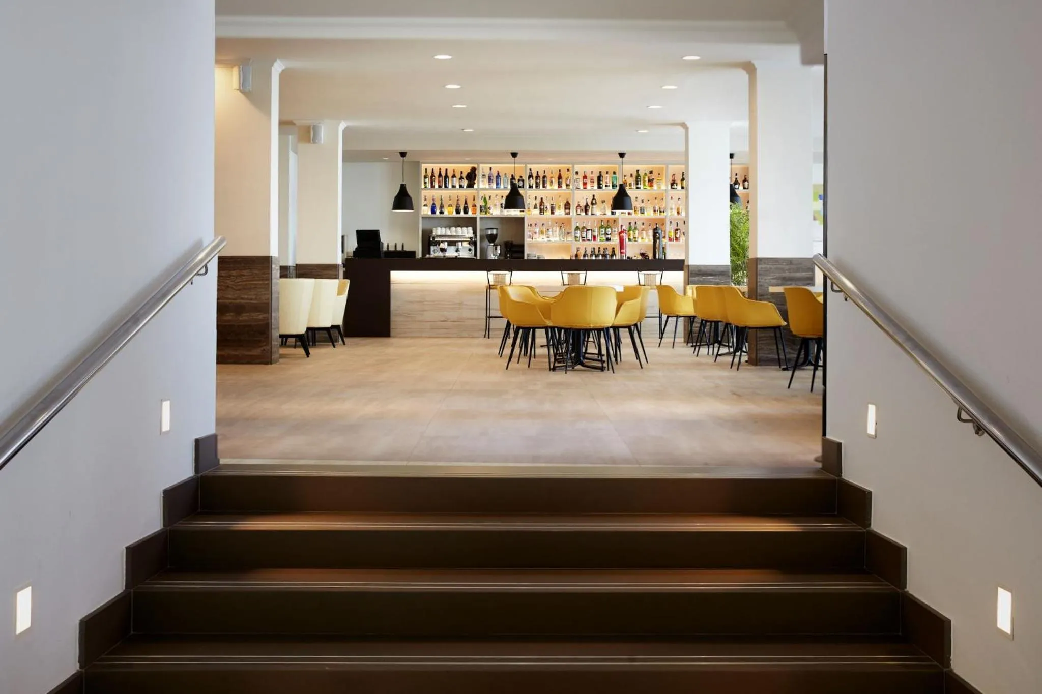 Lounge or bar in Hotel Las Arenas, Affiliated by Melia