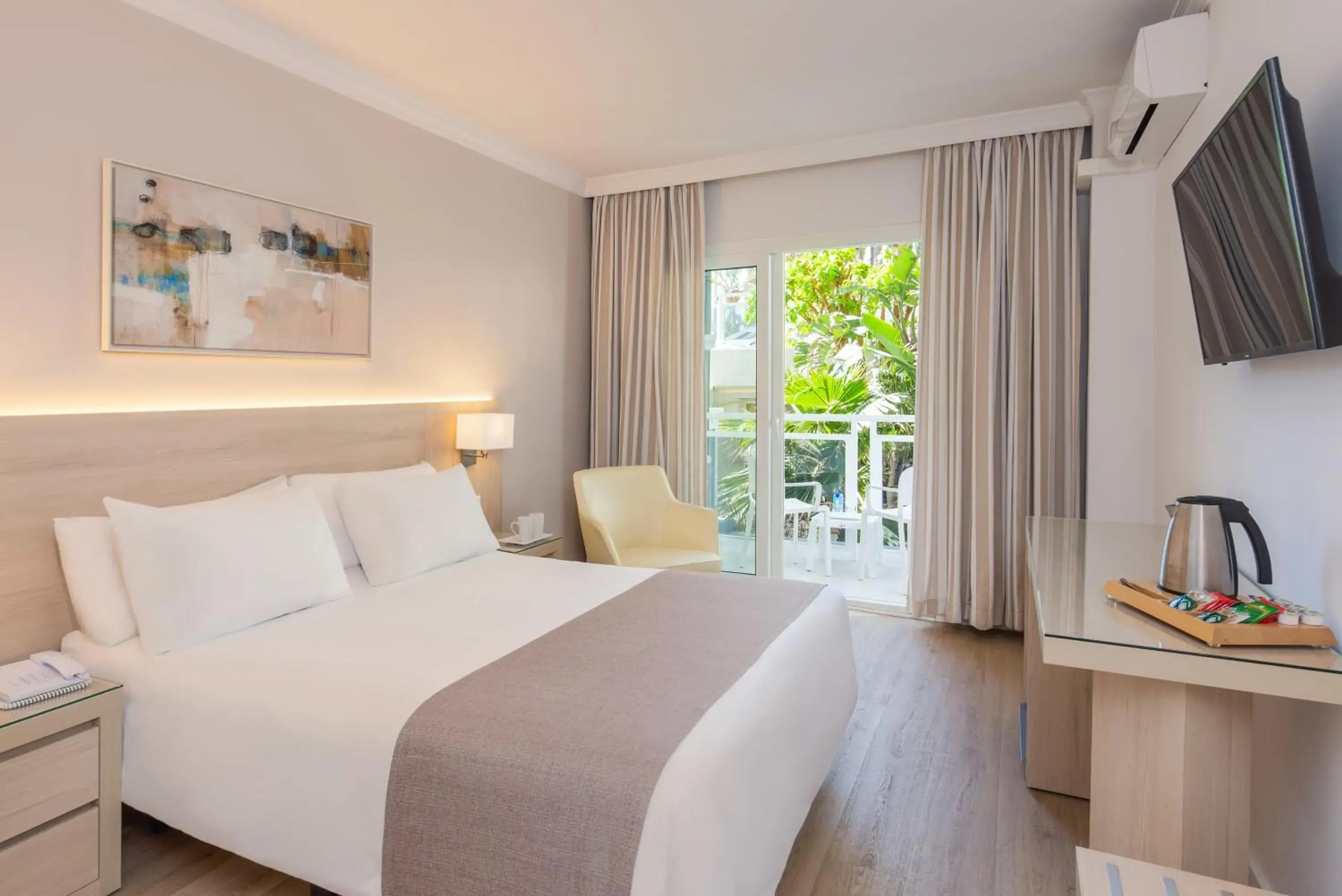 TV and multimedia, Bed in Hotel Las Arenas, Affiliated by Melia TV and multimedia, Bed in Hotel Las Arenas, Affiliated by Melia