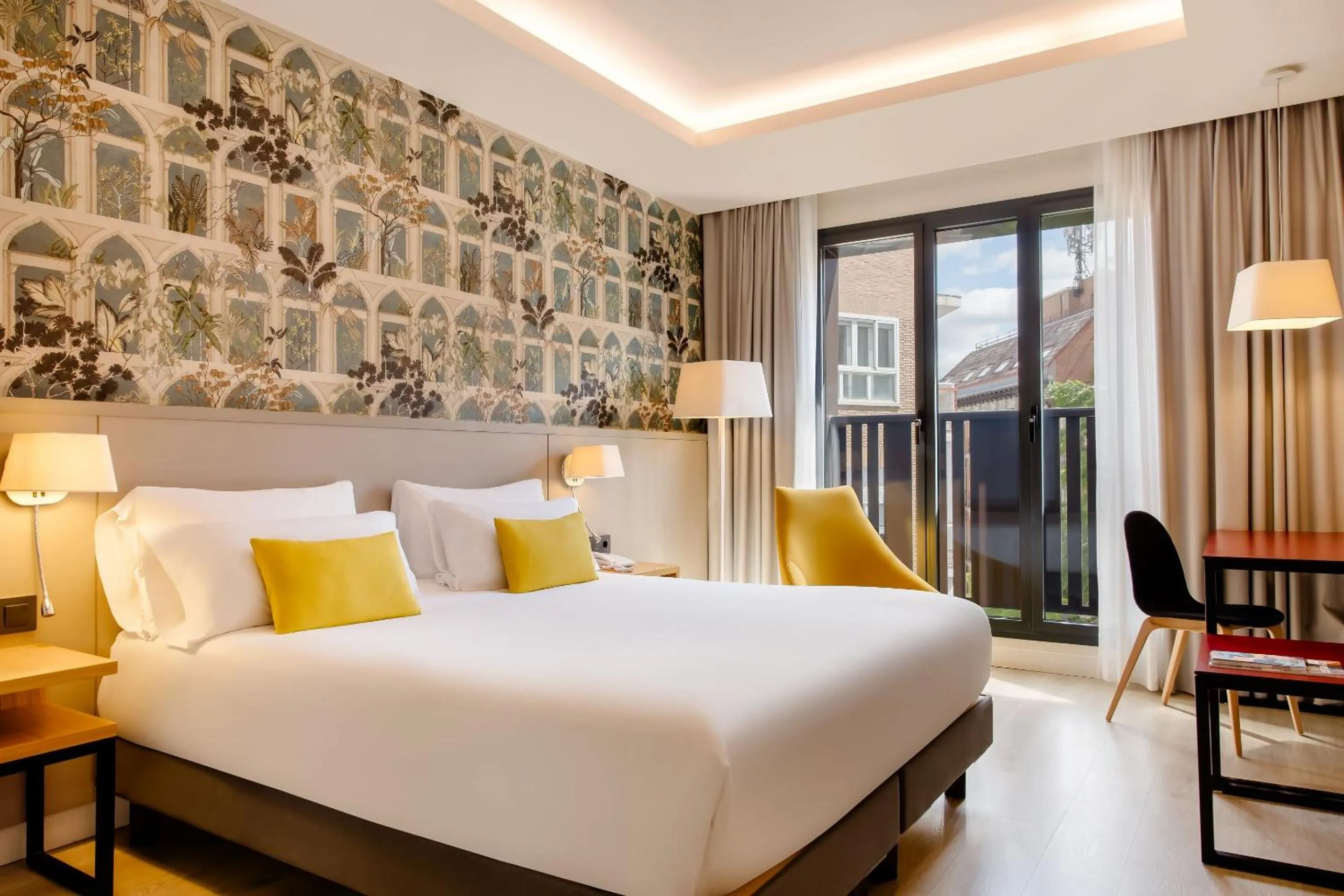 Property building, Bed in Motel One Madrid-Plaza de España