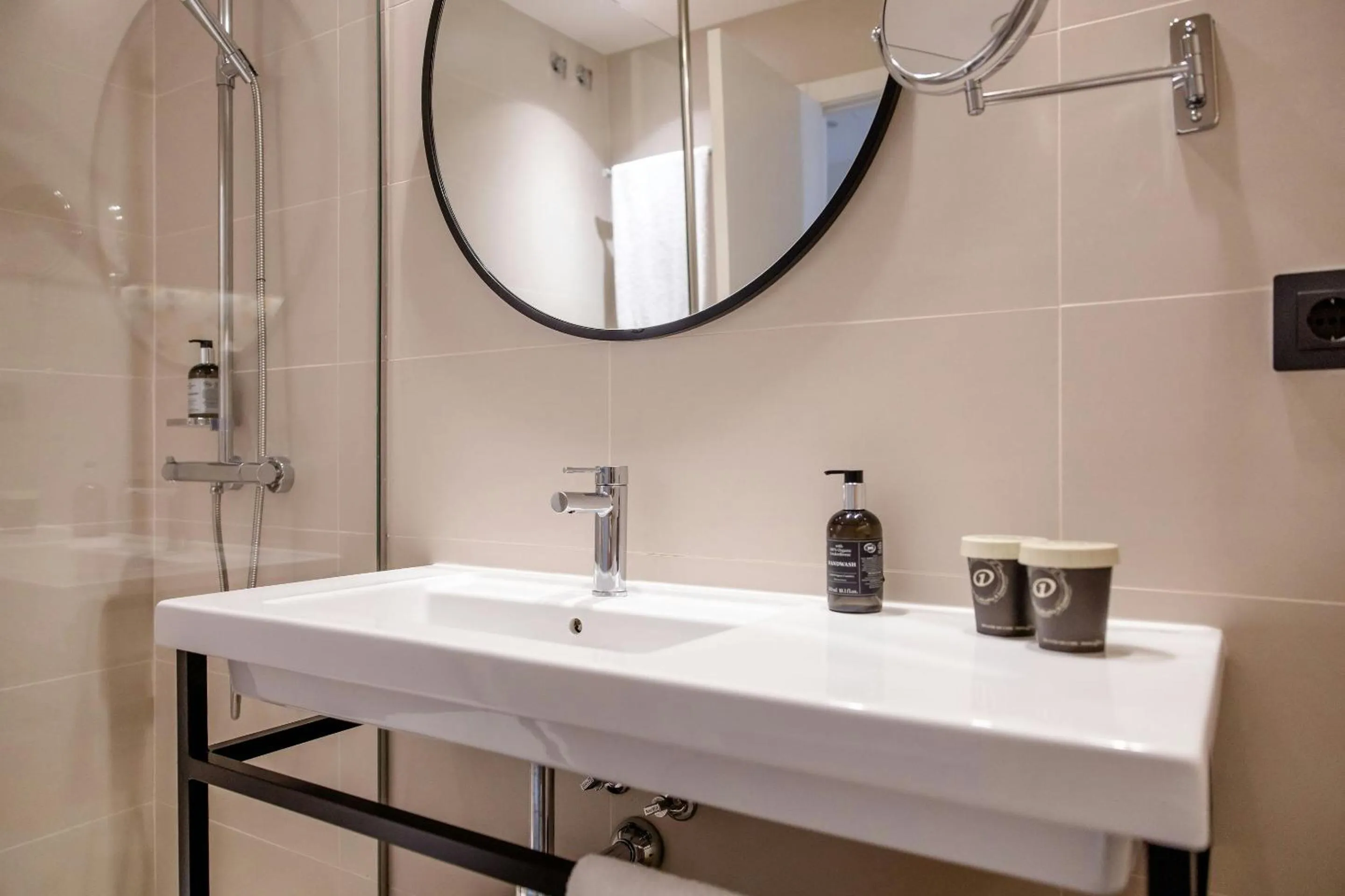 Bathroom in Motel One Madrid-Plaza de España