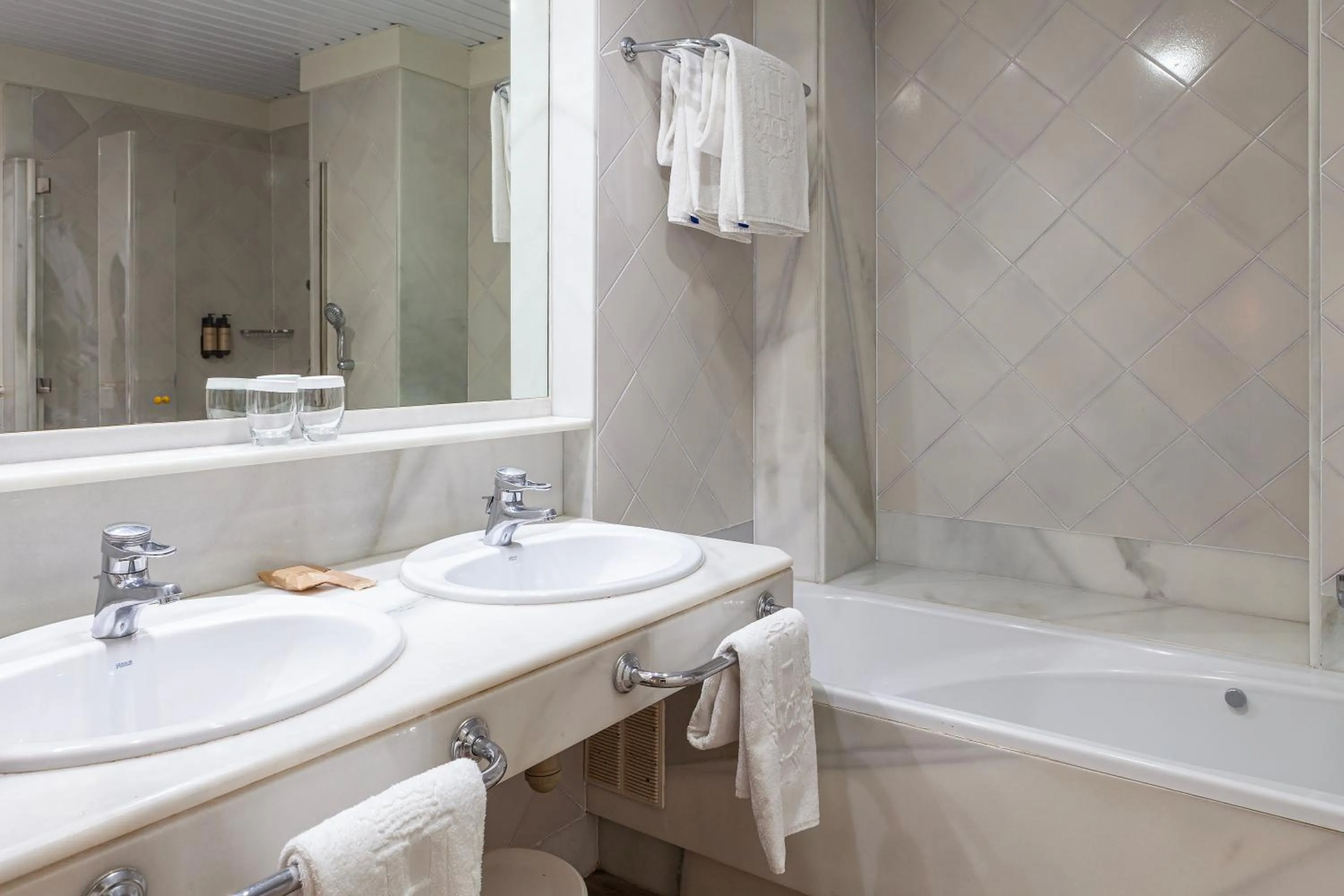 Shower in Hotel Jerez & Spa