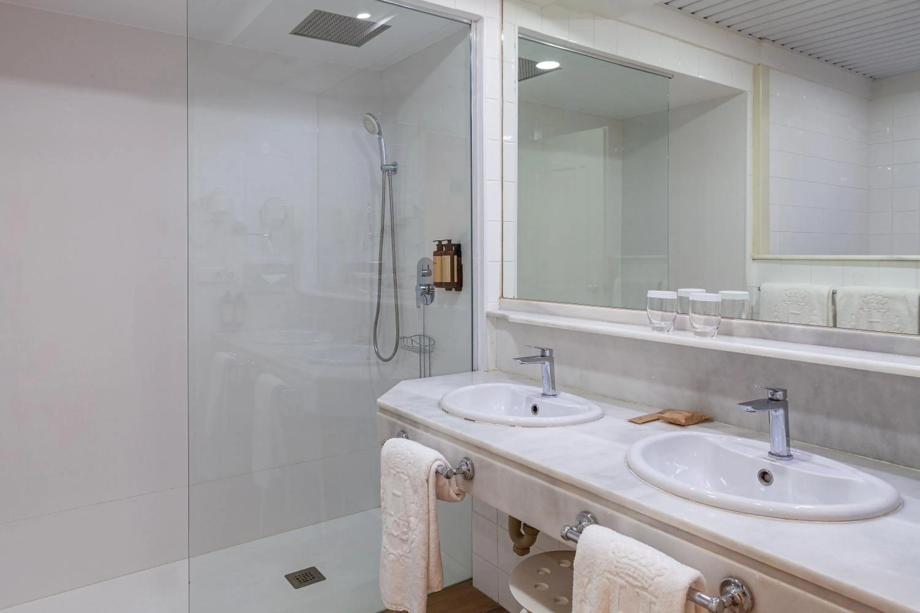 Bathroom in Hotel Jerez & Spa