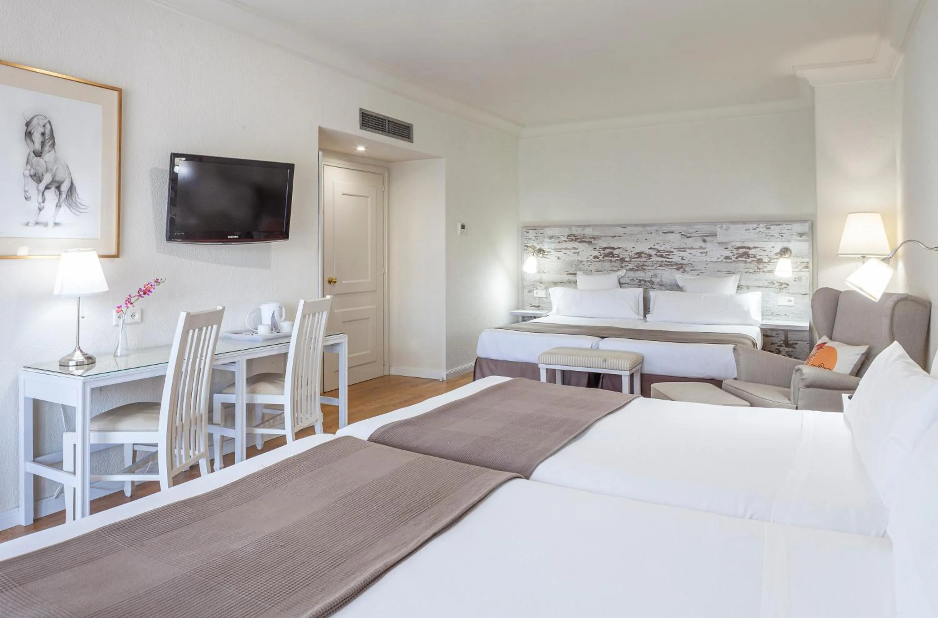 TV and multimedia, Bed in Hotel Jerez & Spa
