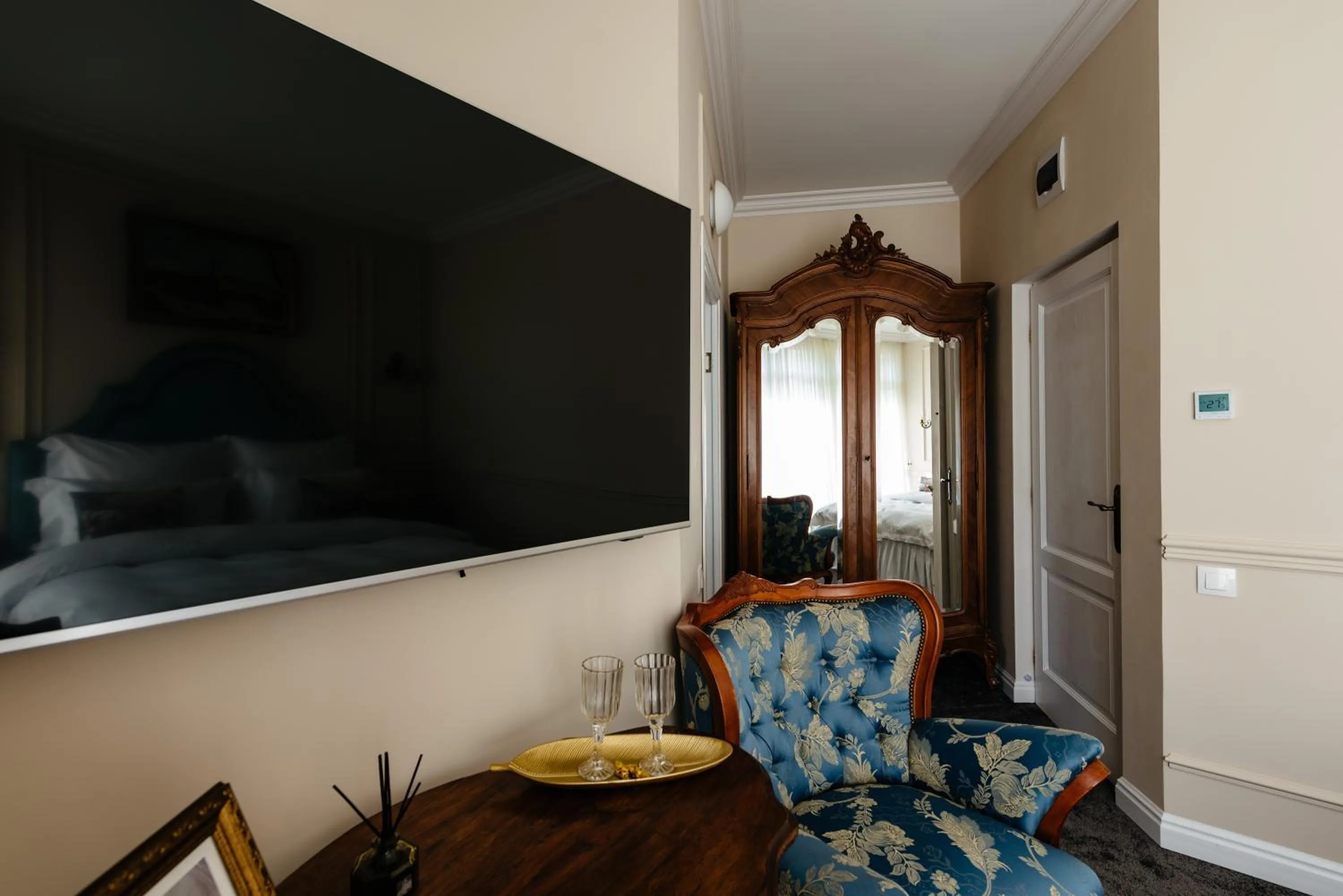 Seating area in Ateneea Luxury Rooms