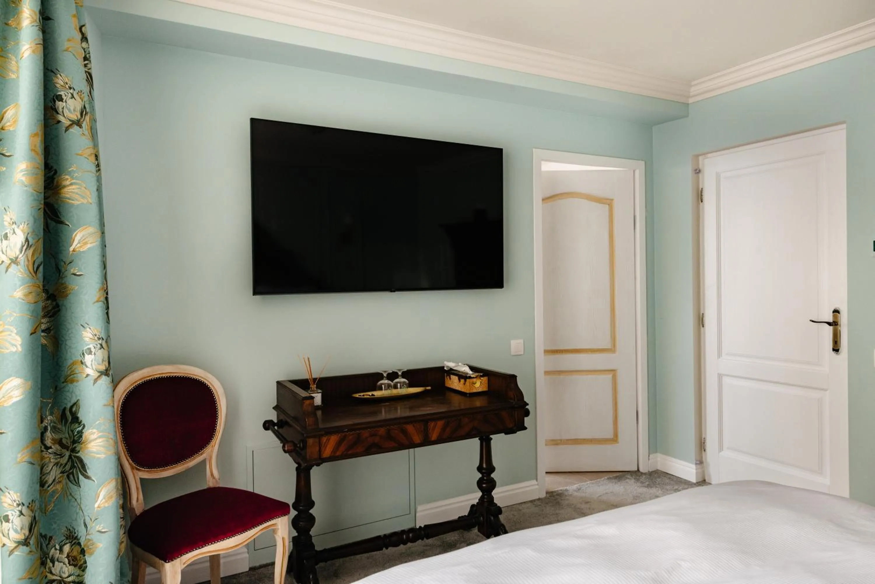 TV and multimedia, Bed in Ateneea Luxury Rooms