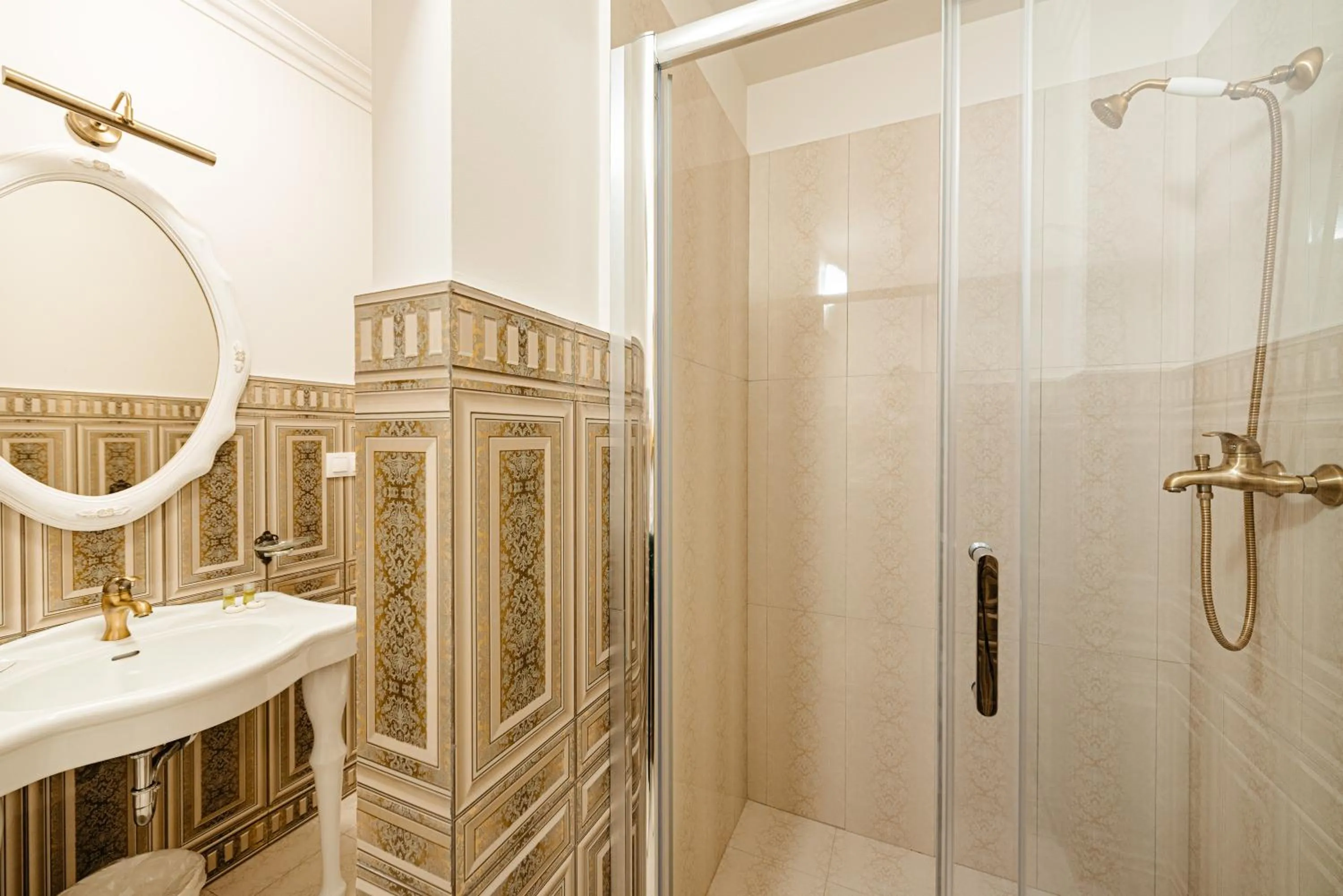Shower in Ateneea Luxury Rooms