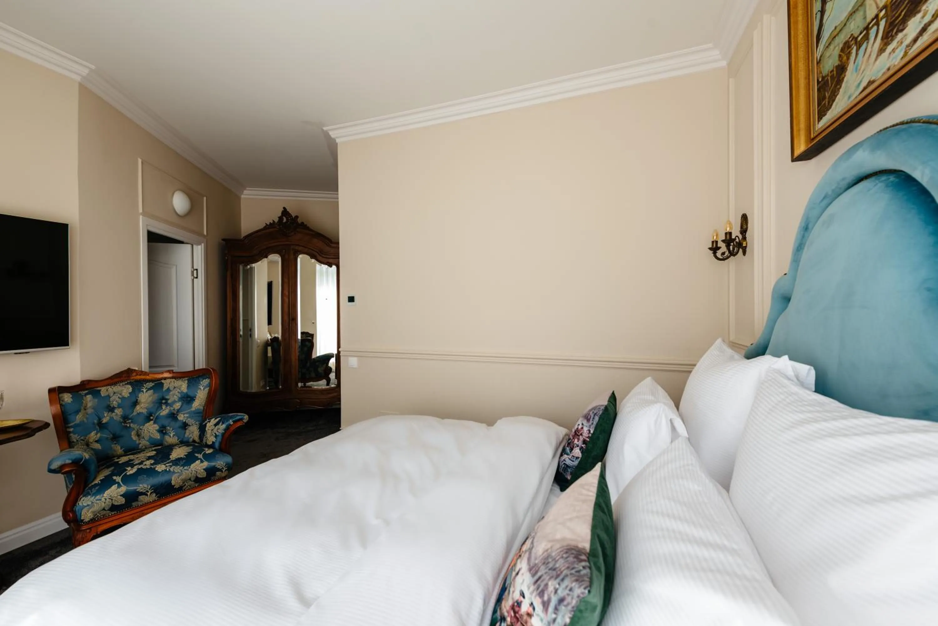 Bed in Ateneea Luxury Rooms