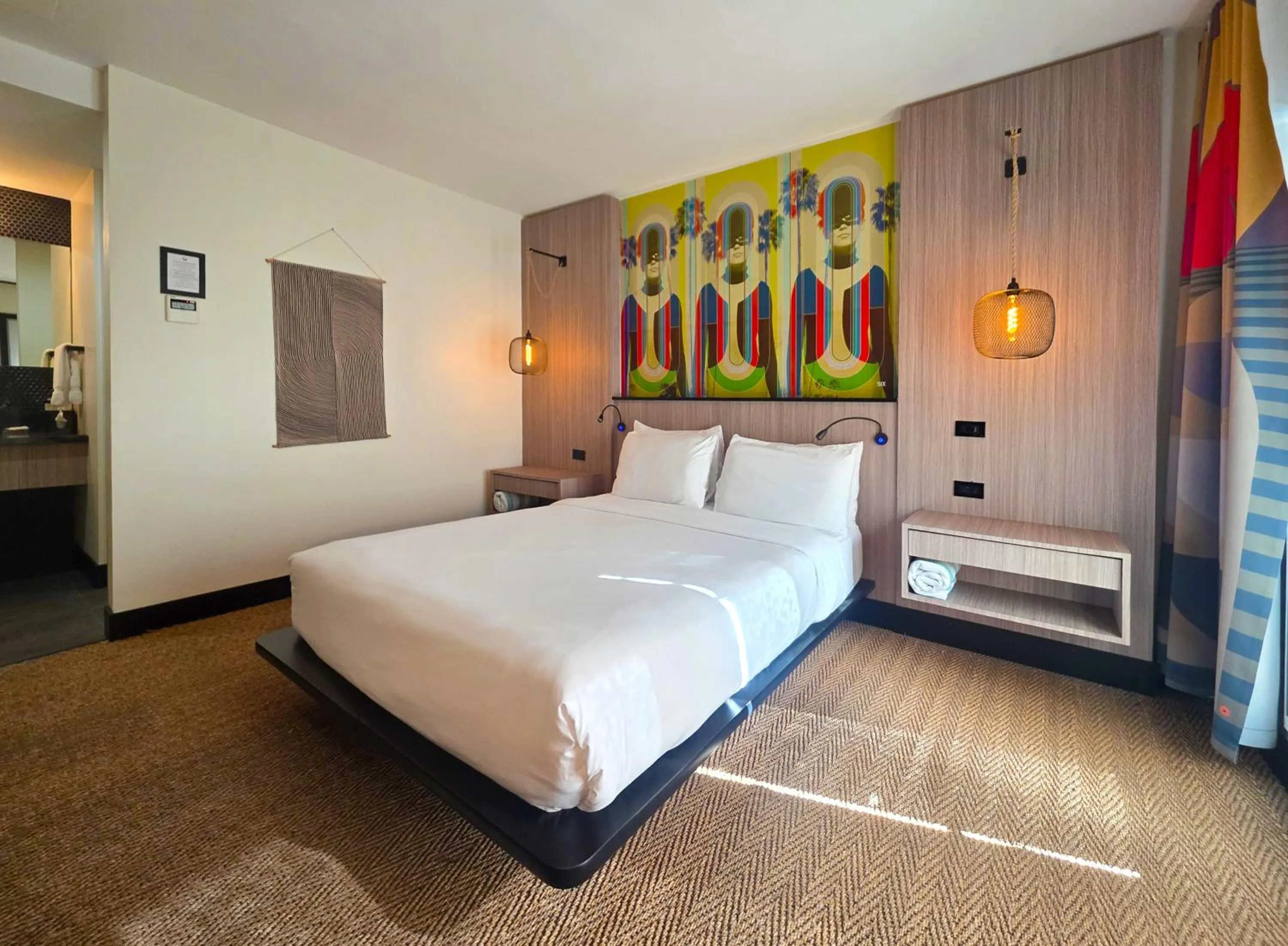 Bedroom, Bed in Mahala - 21 and Over