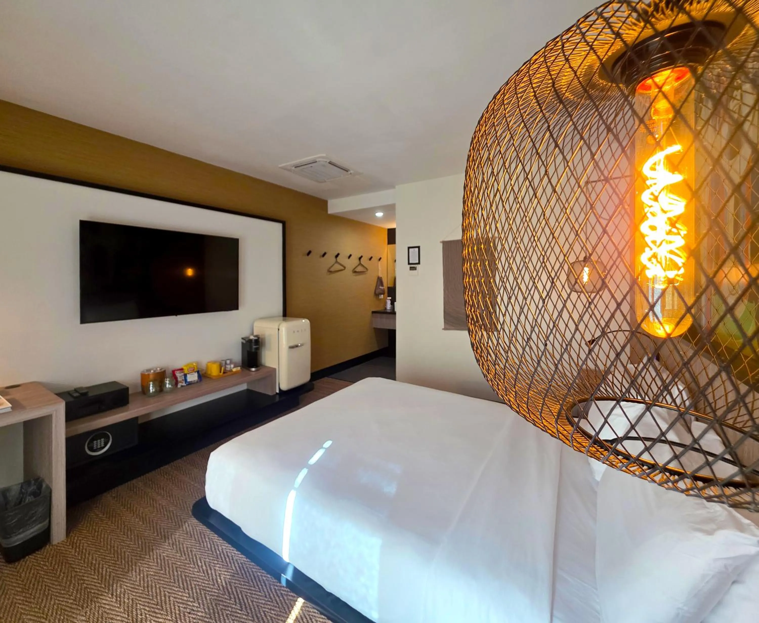 Bedroom, Bed in Mahala - 21 and Over