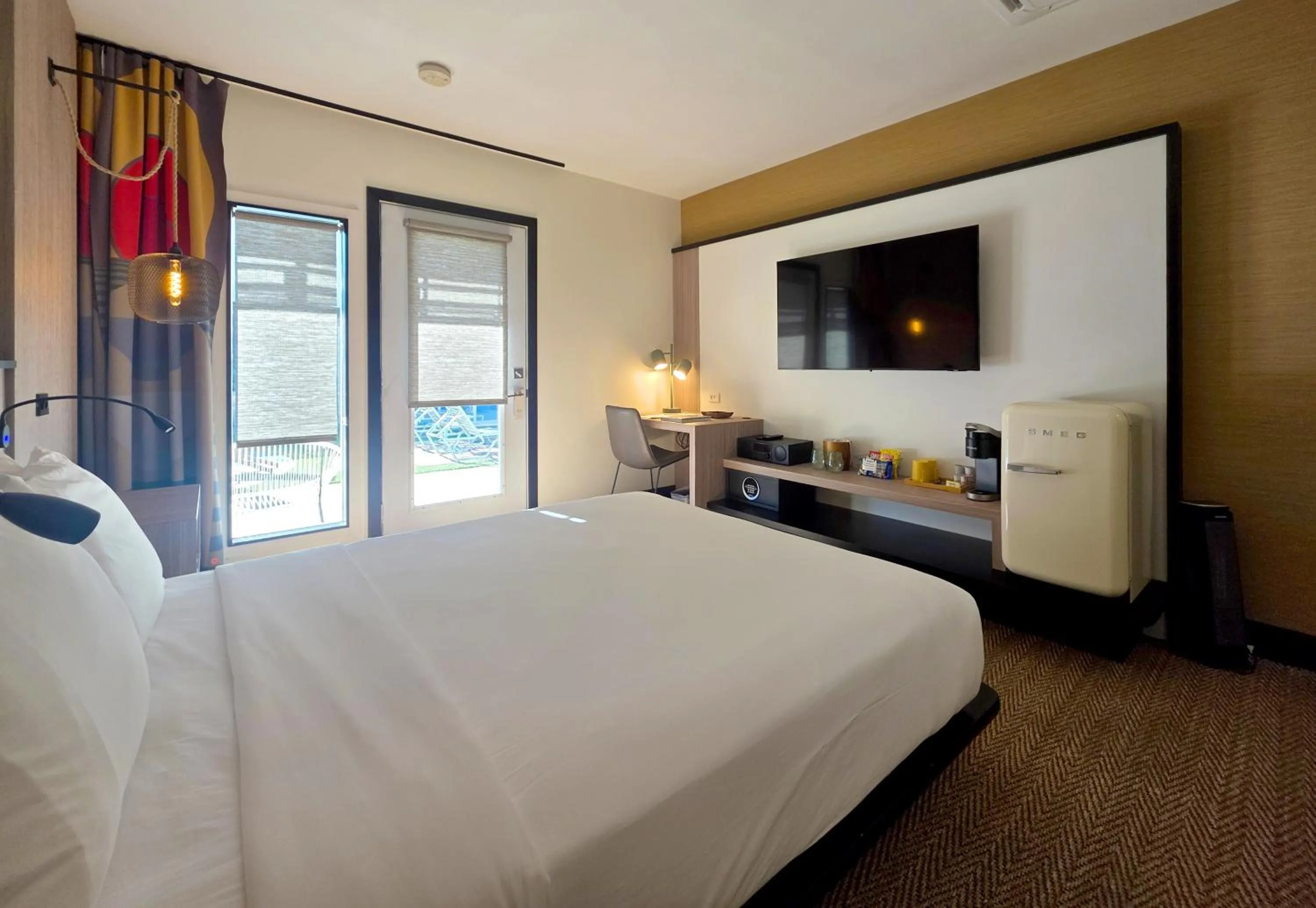 Bedroom, Bed in Mahala - 21 and Over