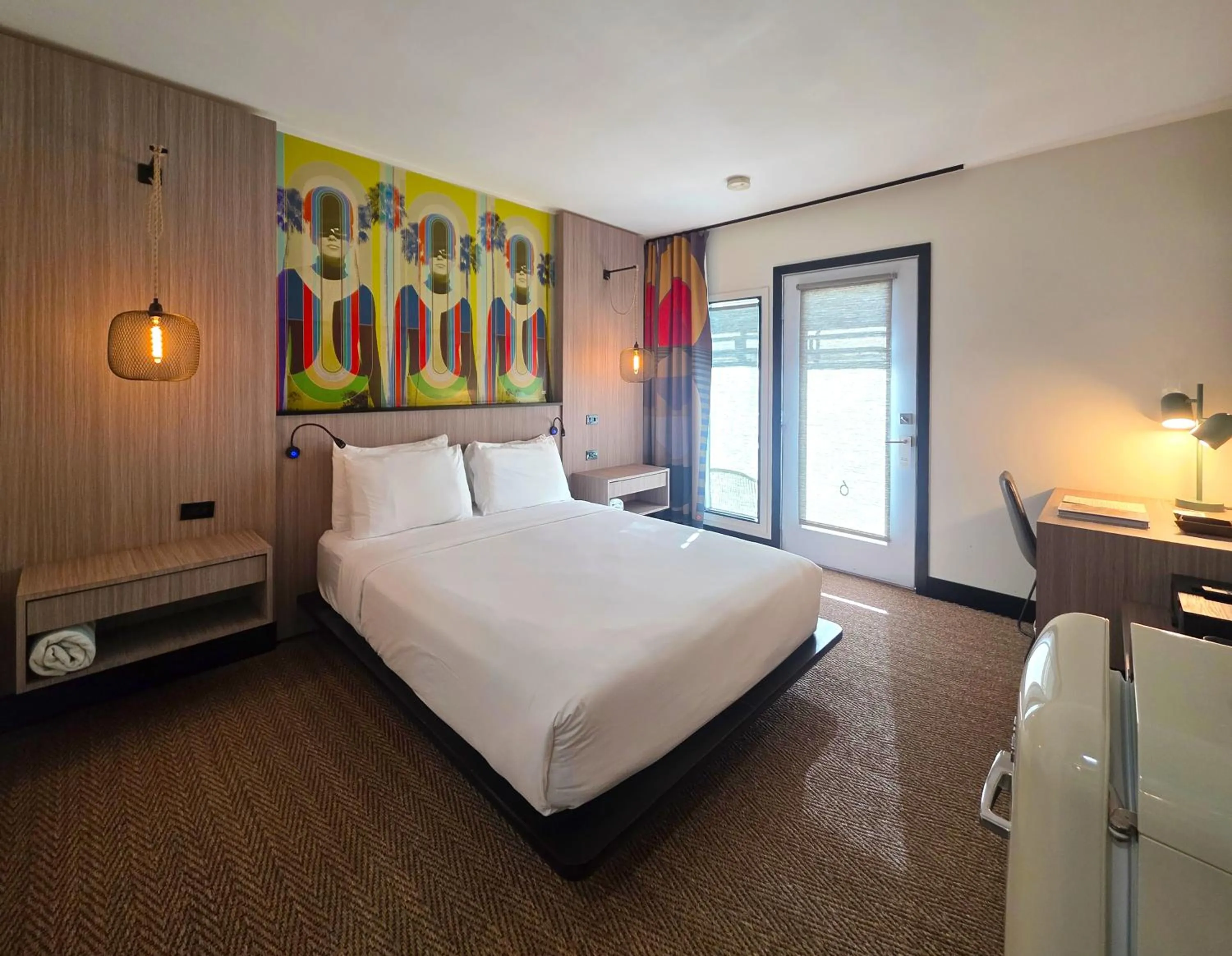 Bedroom, Bed in Mahala - 21 and Over