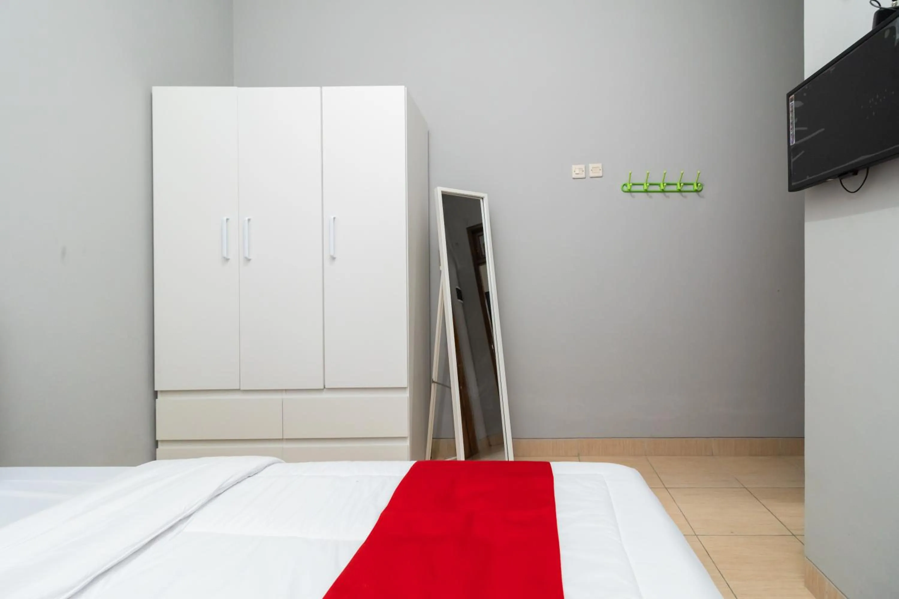 Bedroom, Bed in RedDoorz near RS Sari Asih Cipondoh