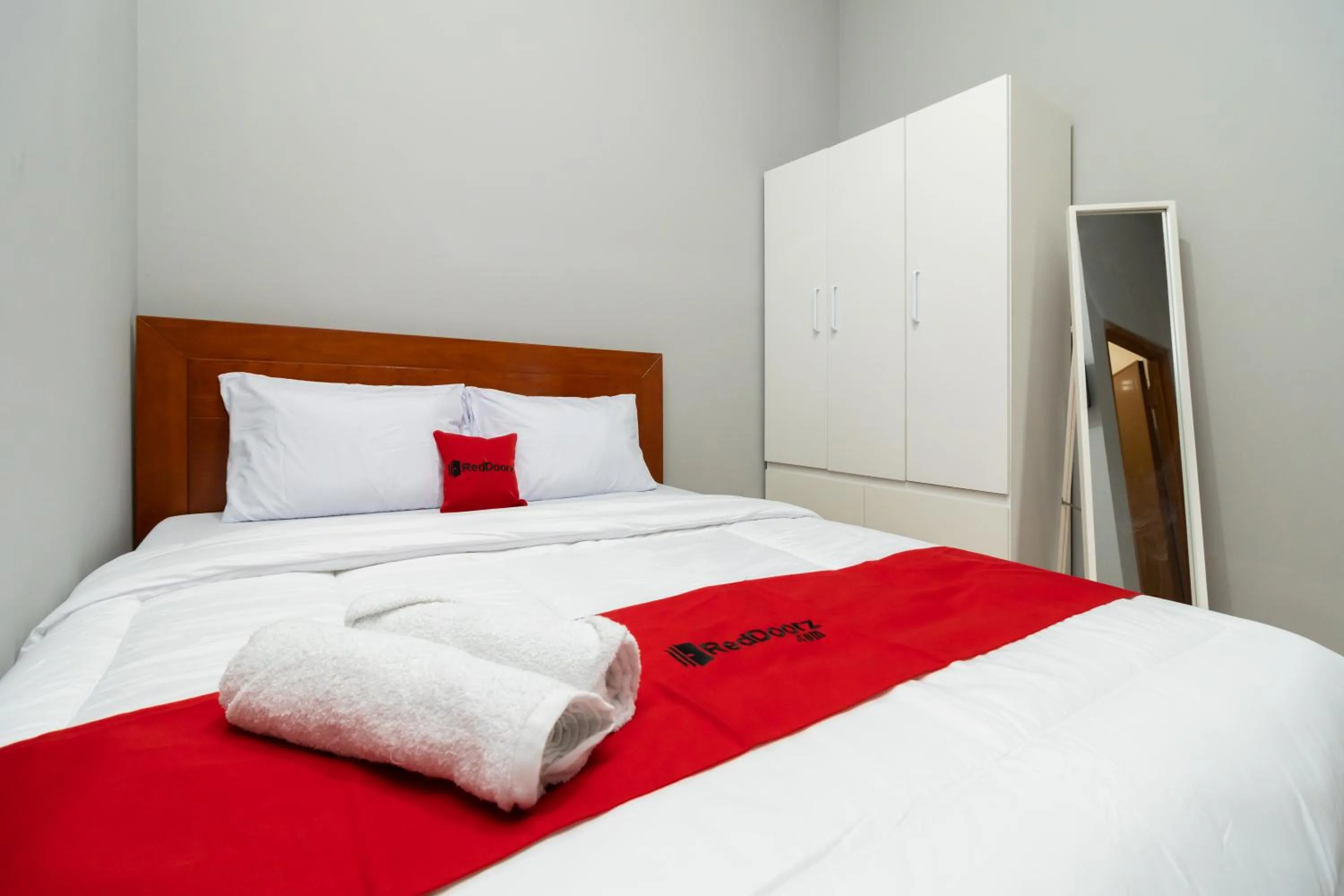 Bedroom, Bed in RedDoorz near RS Sari Asih Cipondoh