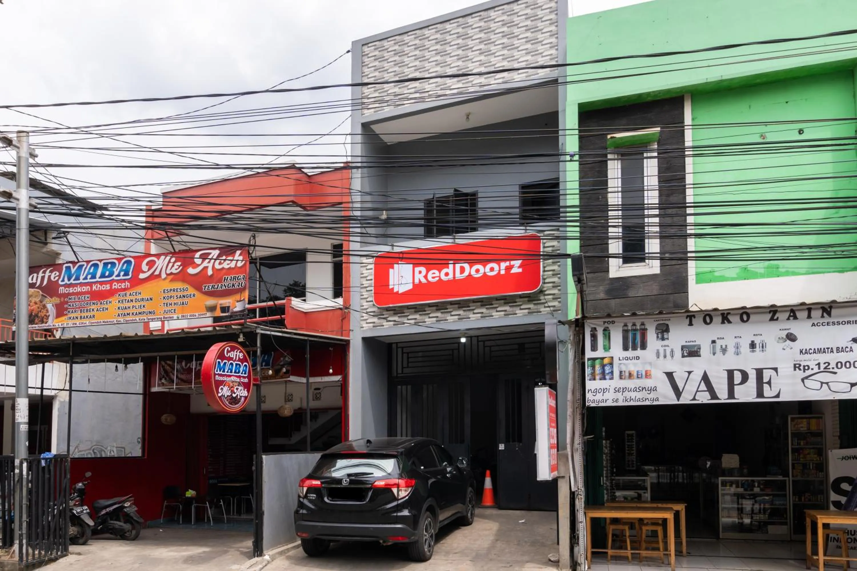 Property building in RedDoorz near RS Sari Asih Cipondoh
