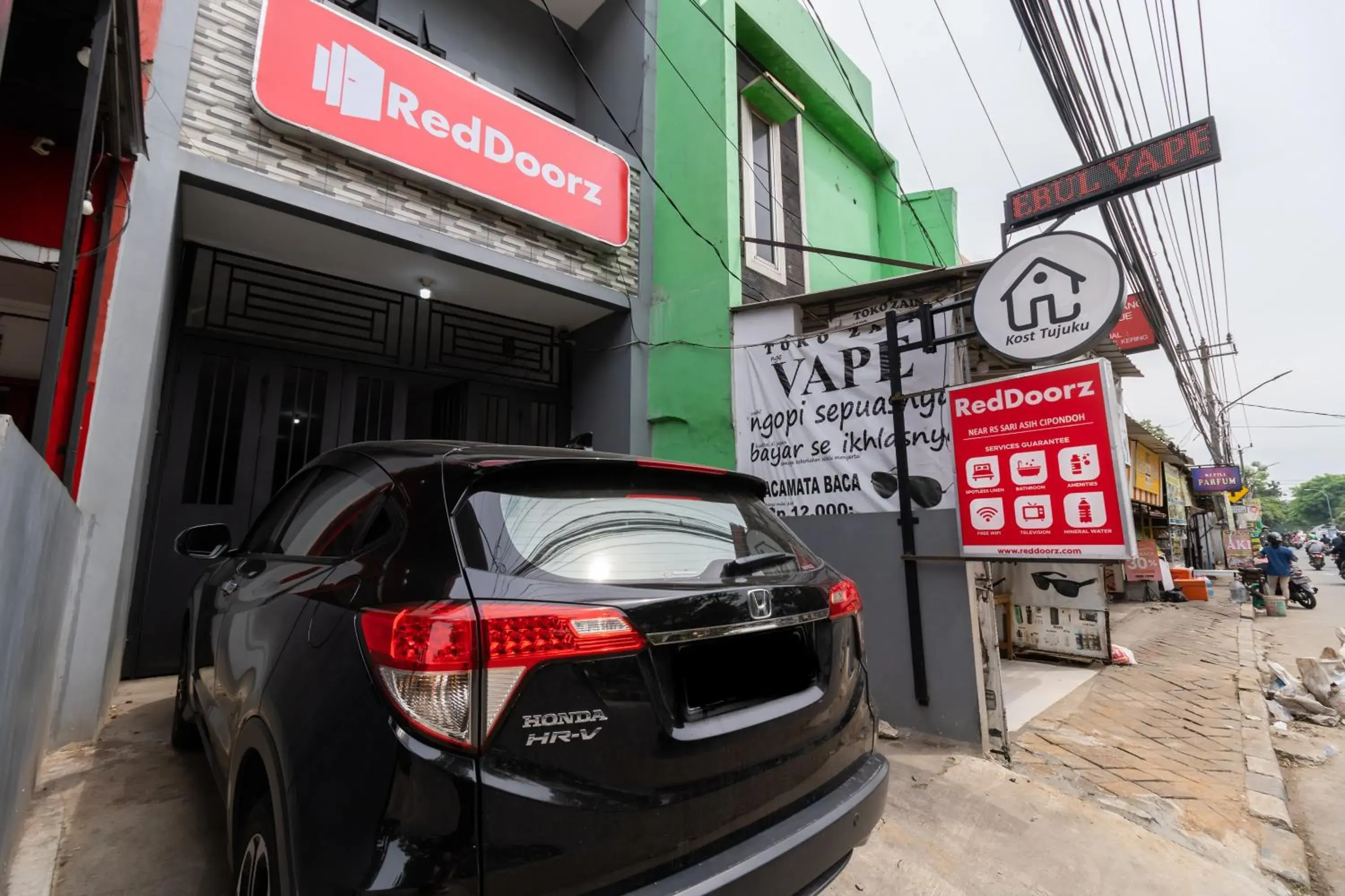 Property building in RedDoorz near RS Sari Asih Cipondoh Property building in RedDoorz near RS Sari Asih Cipondoh