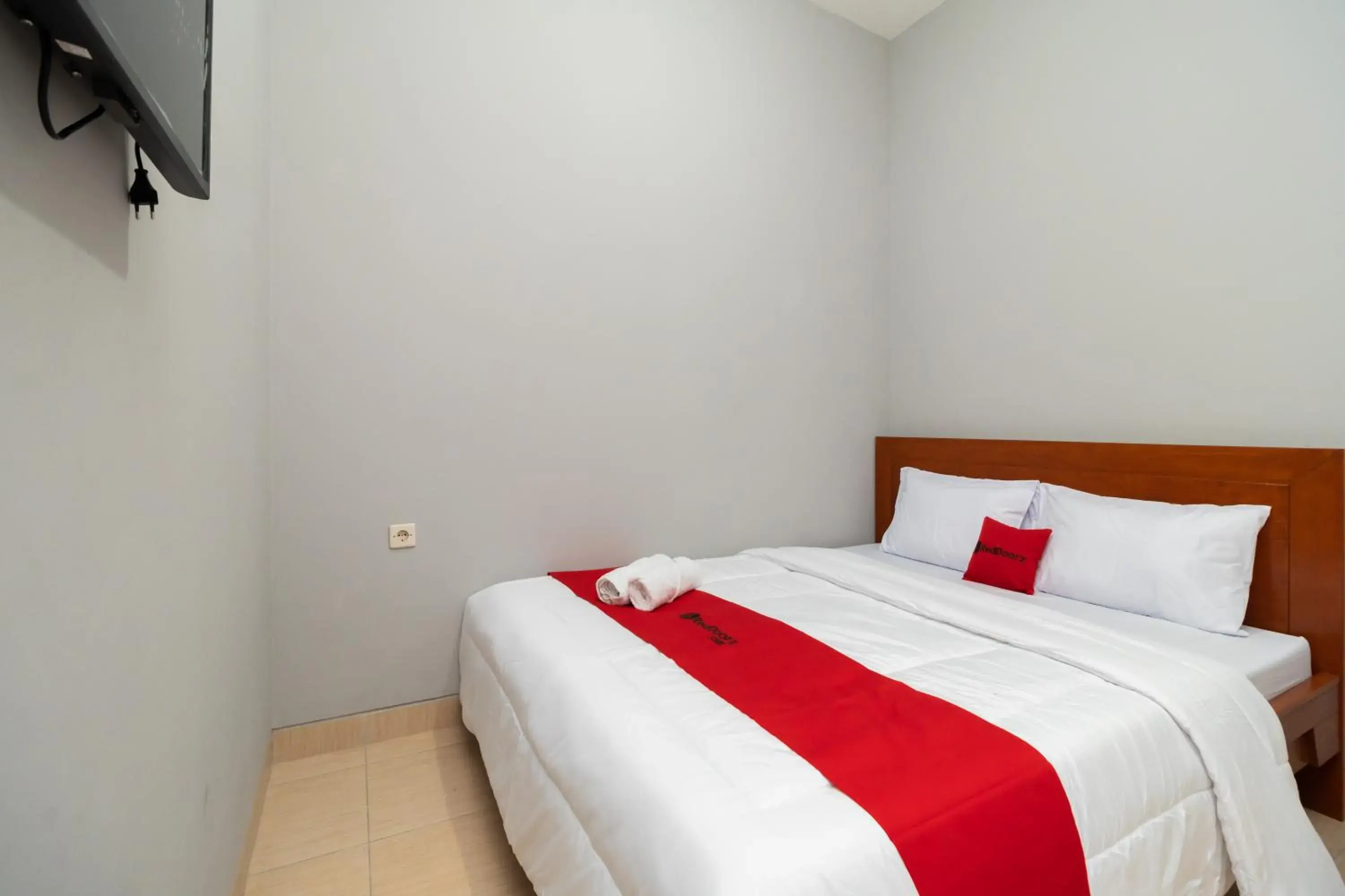 Bedroom, Bed in RedDoorz near RS Sari Asih Cipondoh Bedroom, Bed in RedDoorz near RS Sari Asih Cipondoh