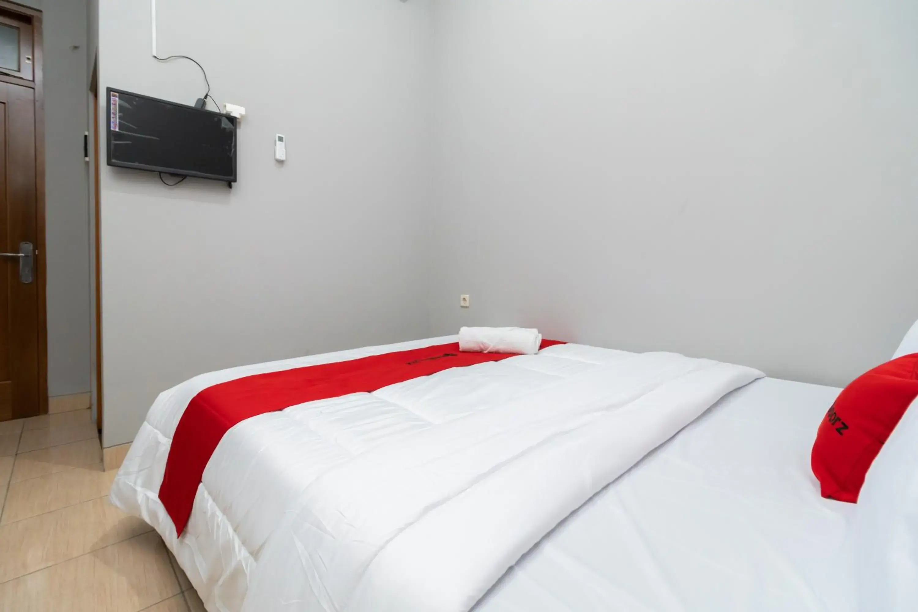 Bedroom, Bed in RedDoorz near RS Sari Asih Cipondoh Bedroom, Bed in RedDoorz near RS Sari Asih Cipondoh