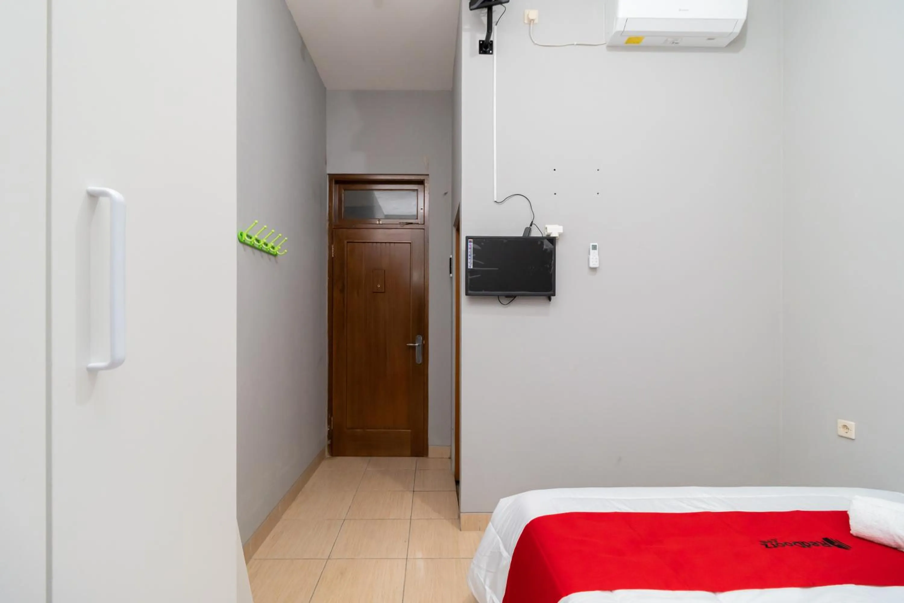 Bedroom, Bed in RedDoorz near RS Sari Asih Cipondoh