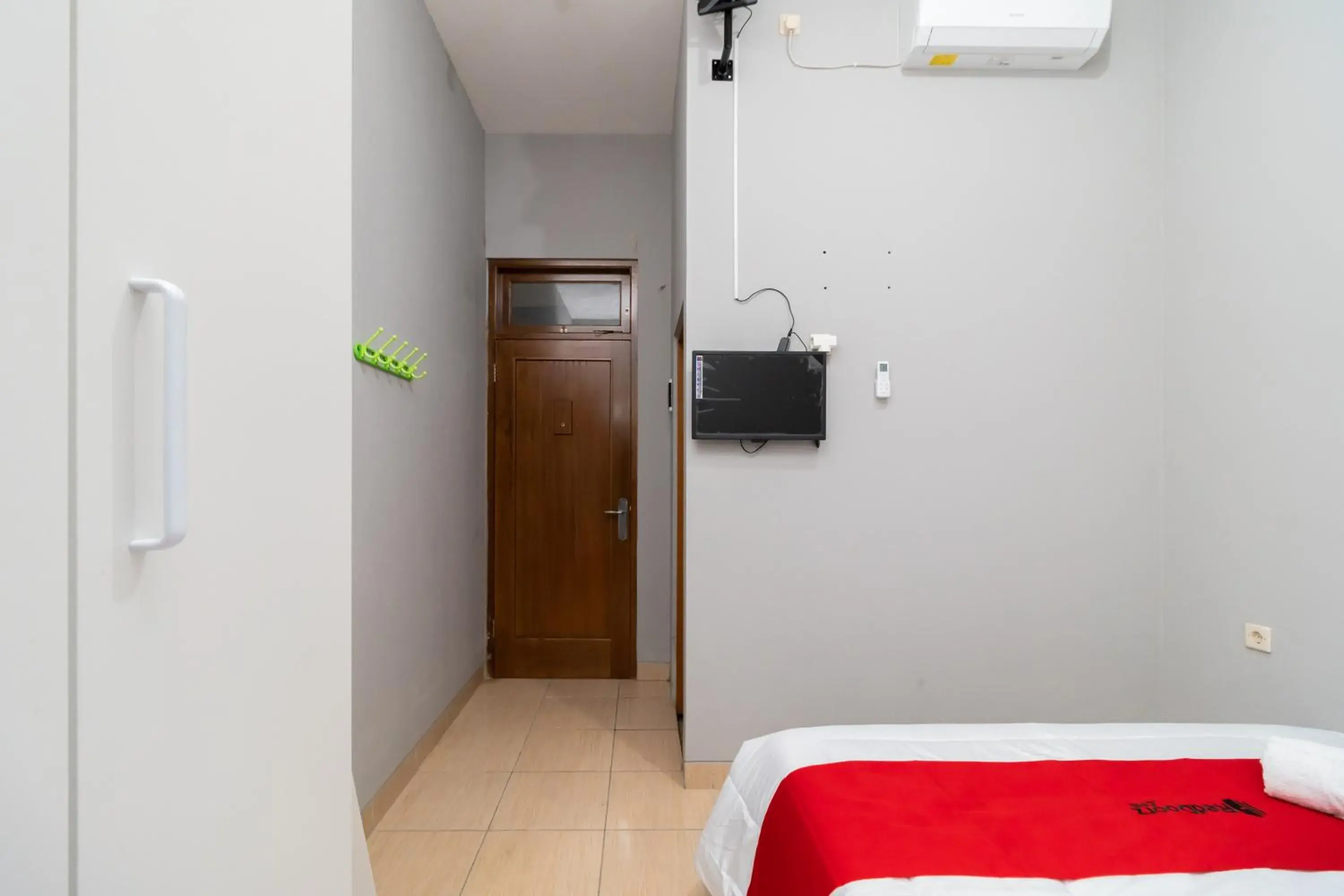 Bedroom, Bed in RedDoorz near RS Sari Asih Cipondoh Bedroom, Bed in RedDoorz near RS Sari Asih Cipondoh