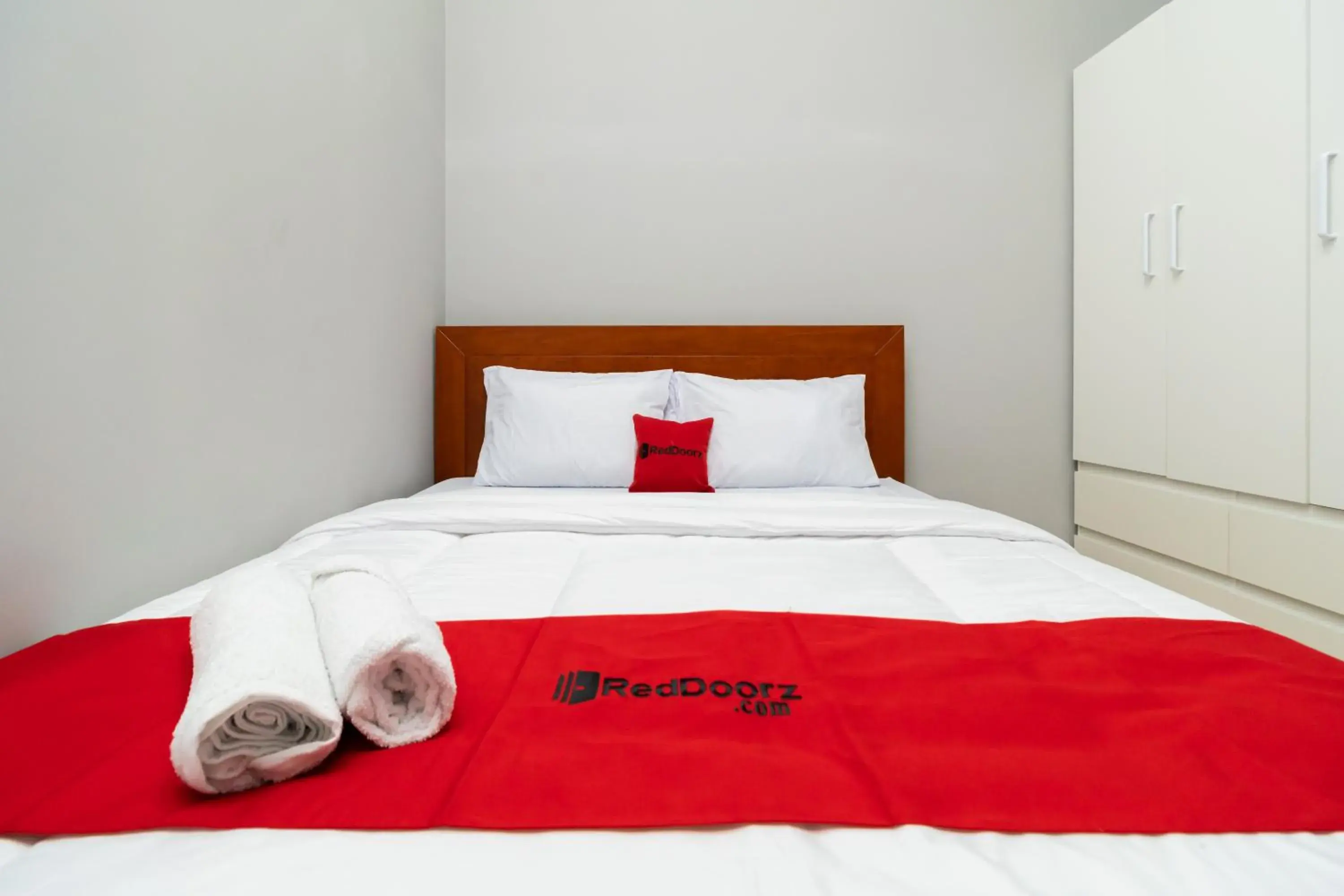 Bedroom, Bed in RedDoorz near RS Sari Asih Cipondoh Bedroom, Bed in RedDoorz near RS Sari Asih Cipondoh