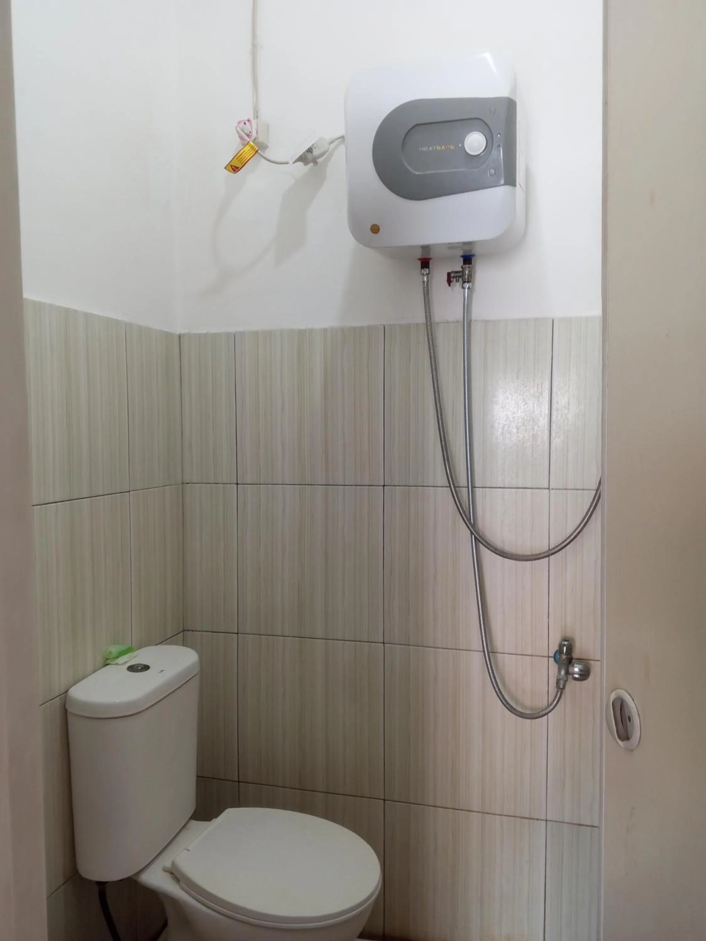 Bathroom in OYO Life 92543 Ratu Sakti Residence Syariah