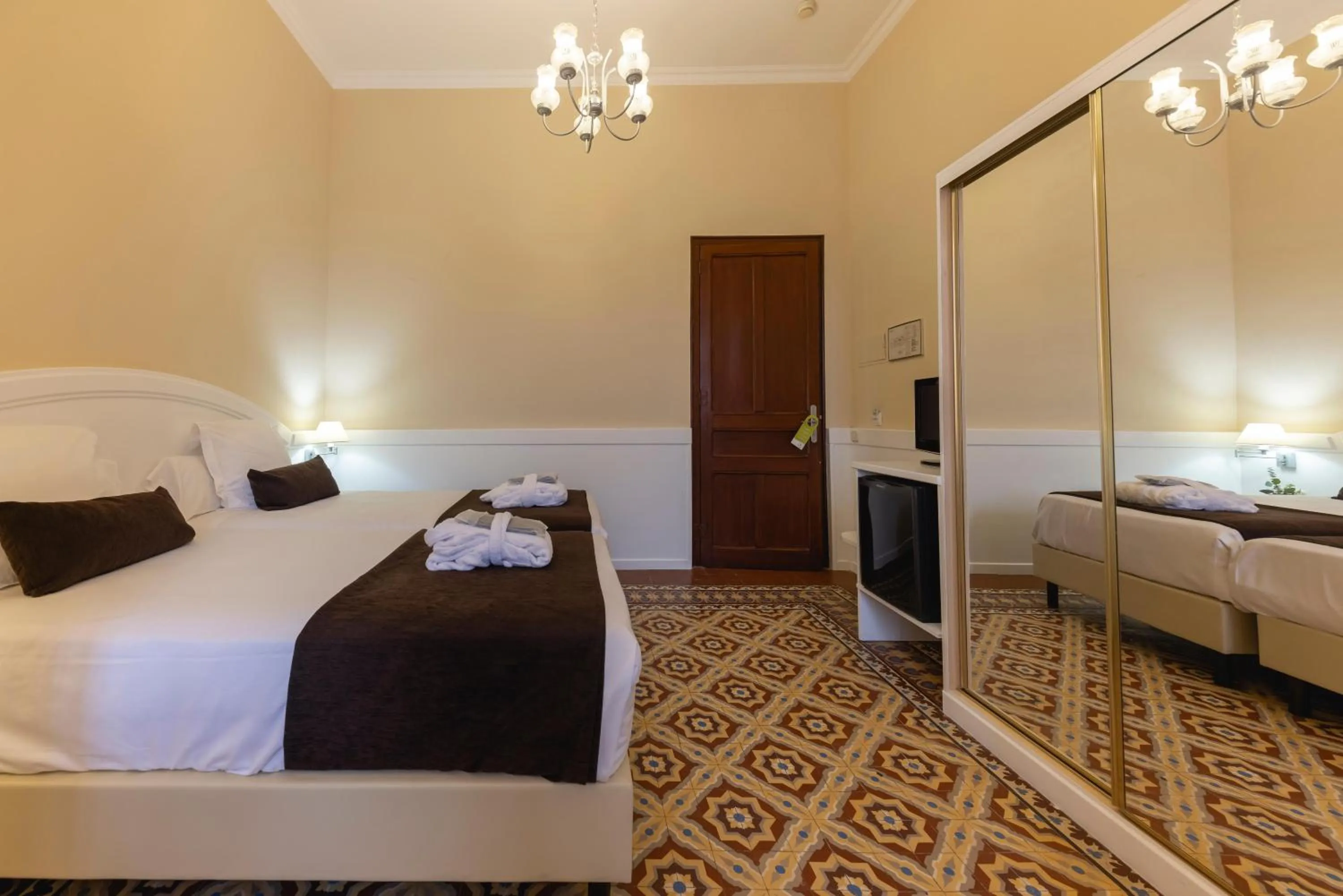 Photo of the whole room, Bed in 1881 Hotel Balneario Vichy Catalan