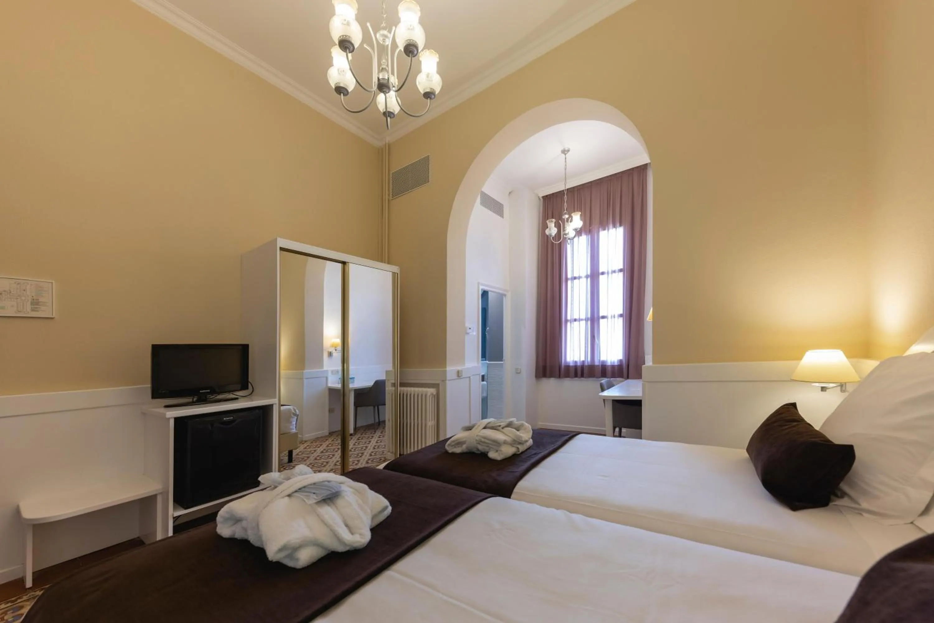 Photo of the whole room, Bed in 1881 Hotel Balneario Vichy Catalan