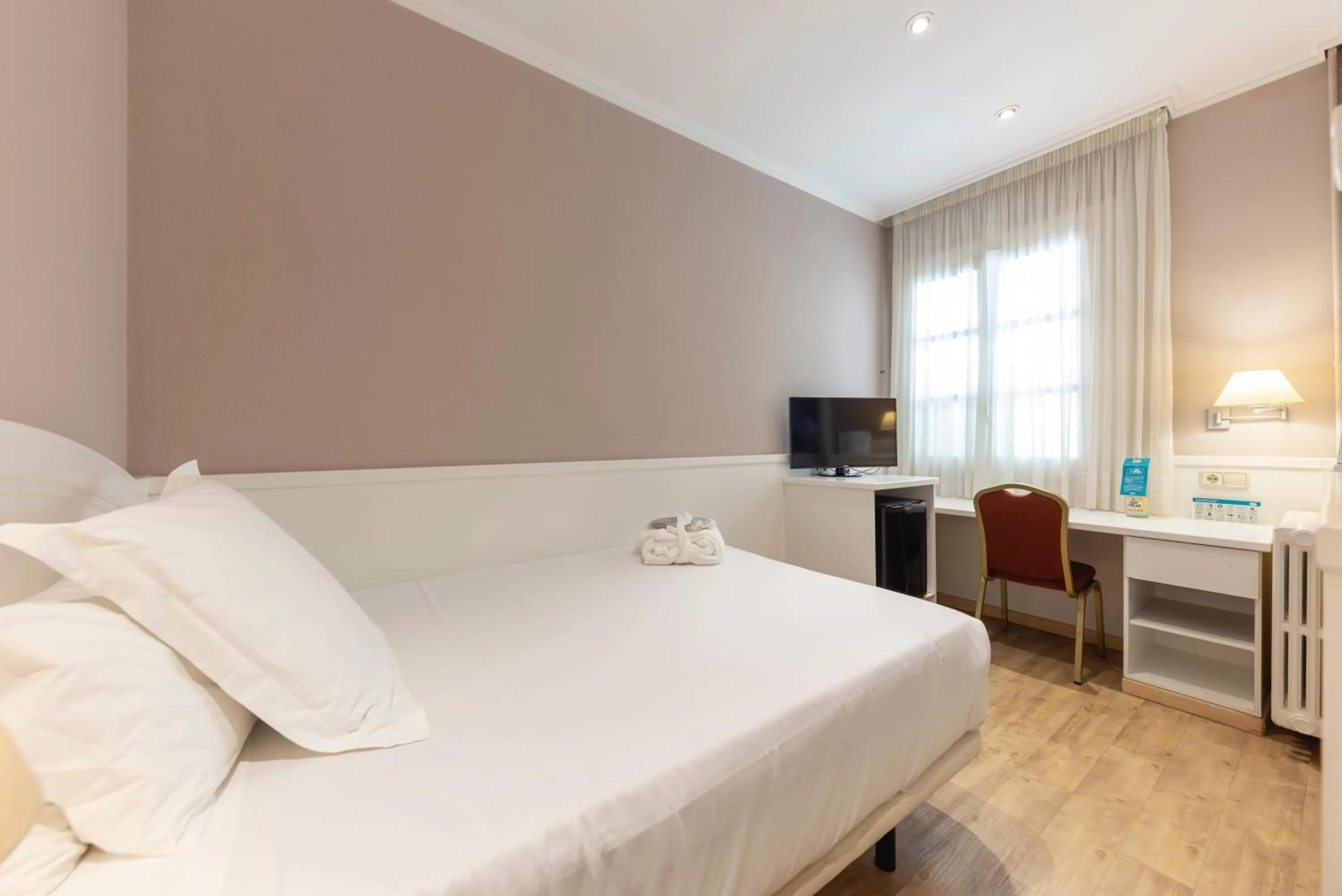 Bathroom, Bed in 1881 Hotel Balneario Vichy Catalan