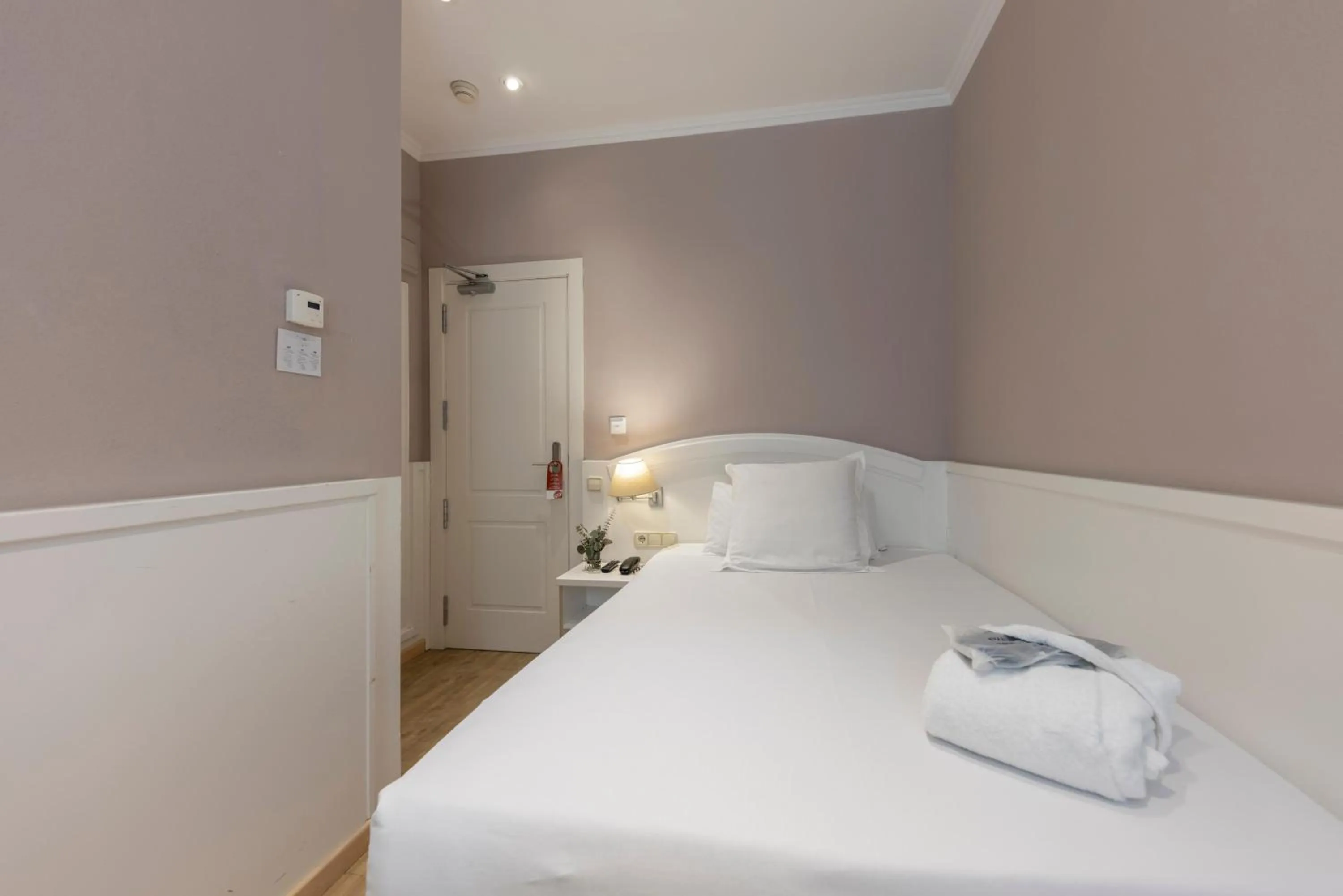 Bathroom, Bed in 1881 Hotel Balneario Vichy Catalan