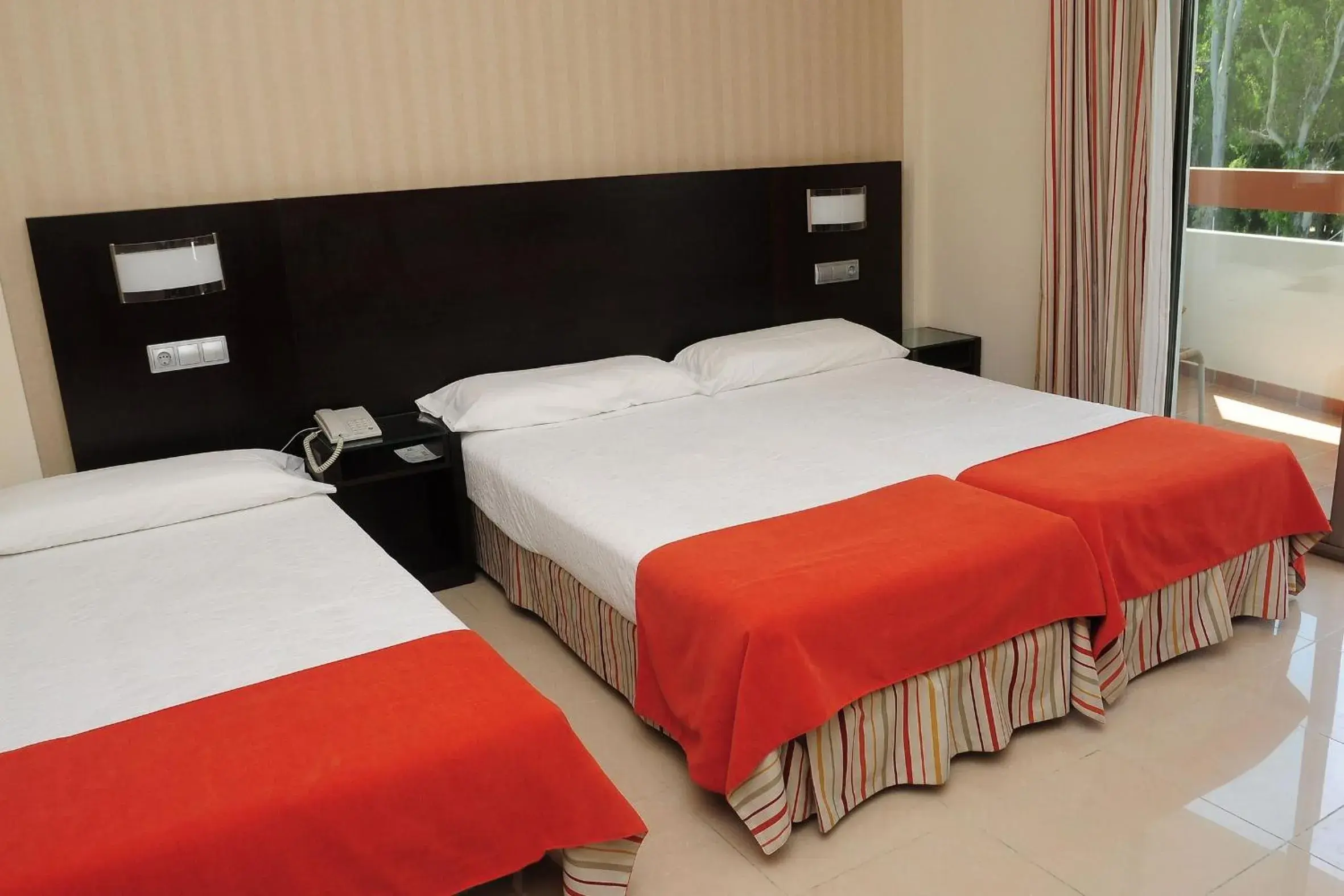 Double Room with Extra Bed and Pool View in Hotel Pradillo Conil Double Room with Extra Bed and Pool View in Hotel Pradillo Conil