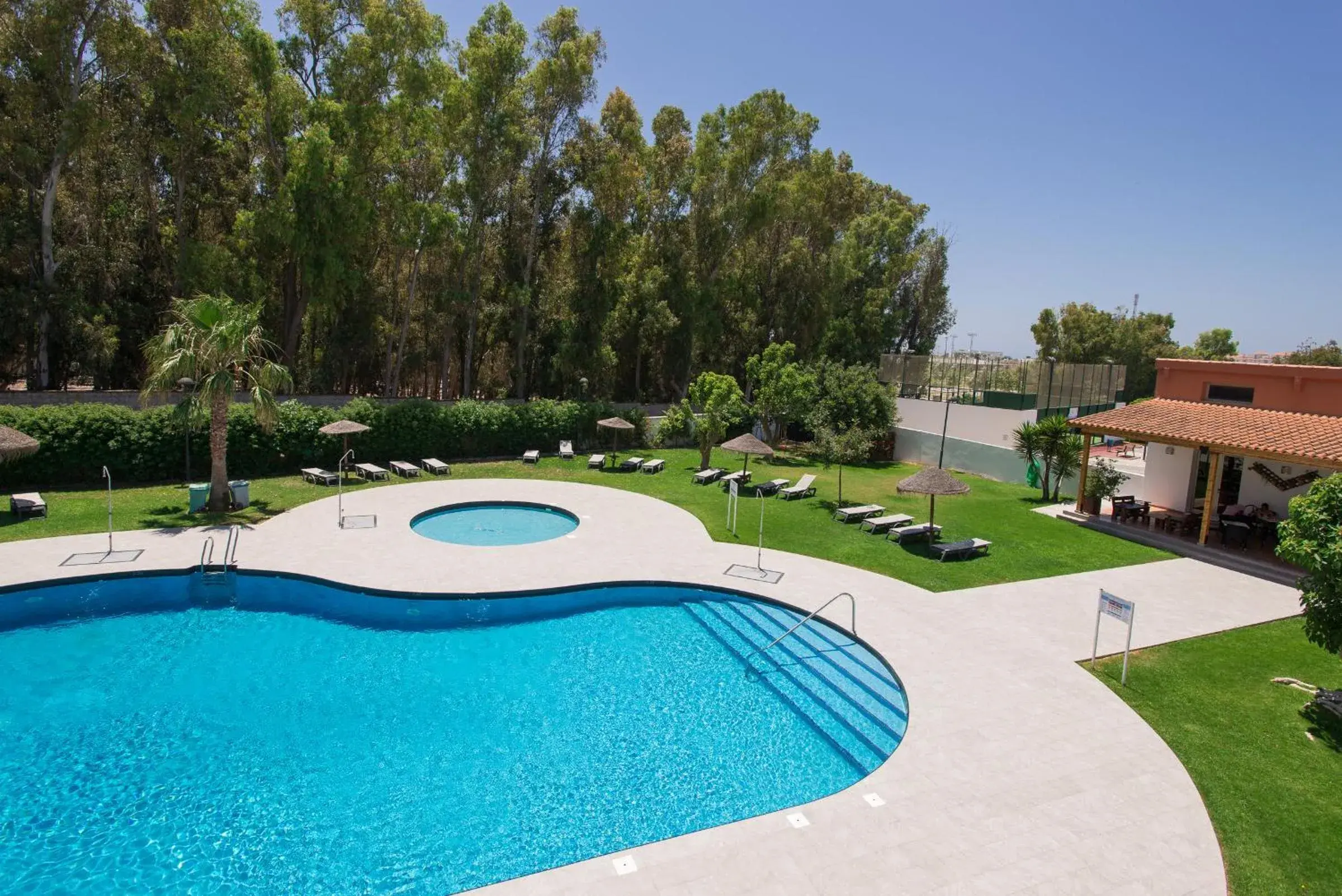 Double Room with Extra Bed and Pool View in Hotel Pradillo Conil Double Room with Extra Bed and Pool View in Hotel Pradillo Conil