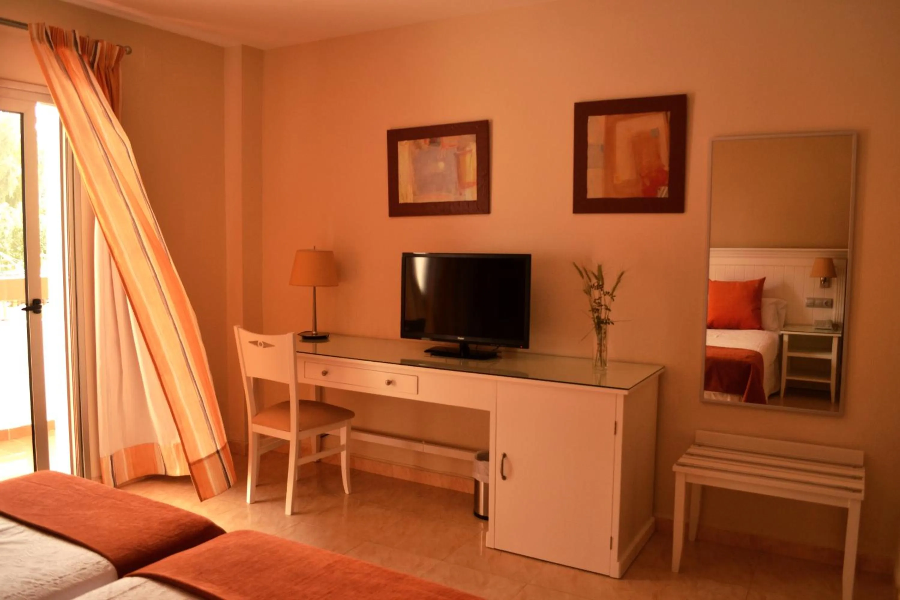 Seating area, Bed in Hotel Pradillo Conil