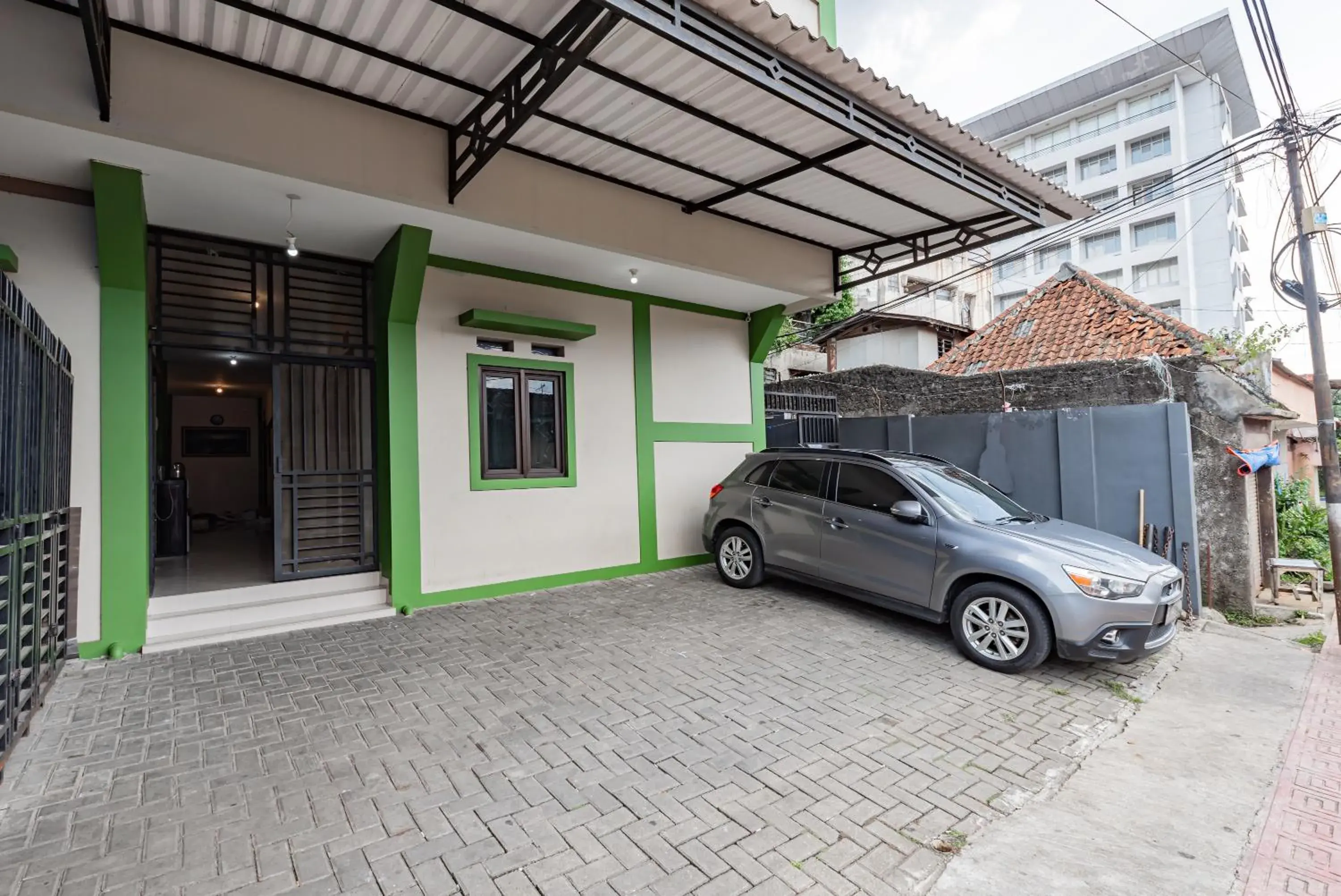 Property building in RedDoorz @ Suryakencana Bogor Property building in RedDoorz @ Suryakencana Bogor