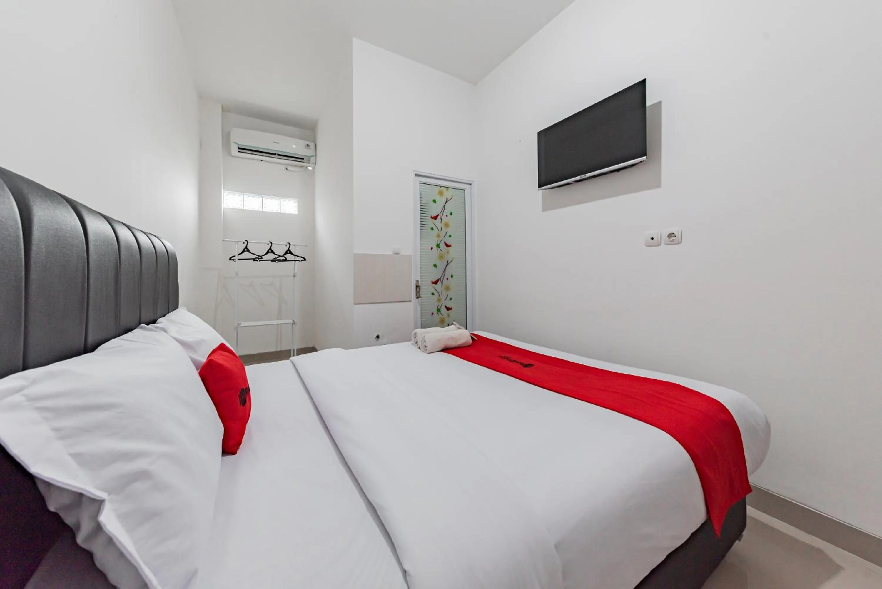 Bedroom, Bed in RedDoorz @ Suryakencana Bogor